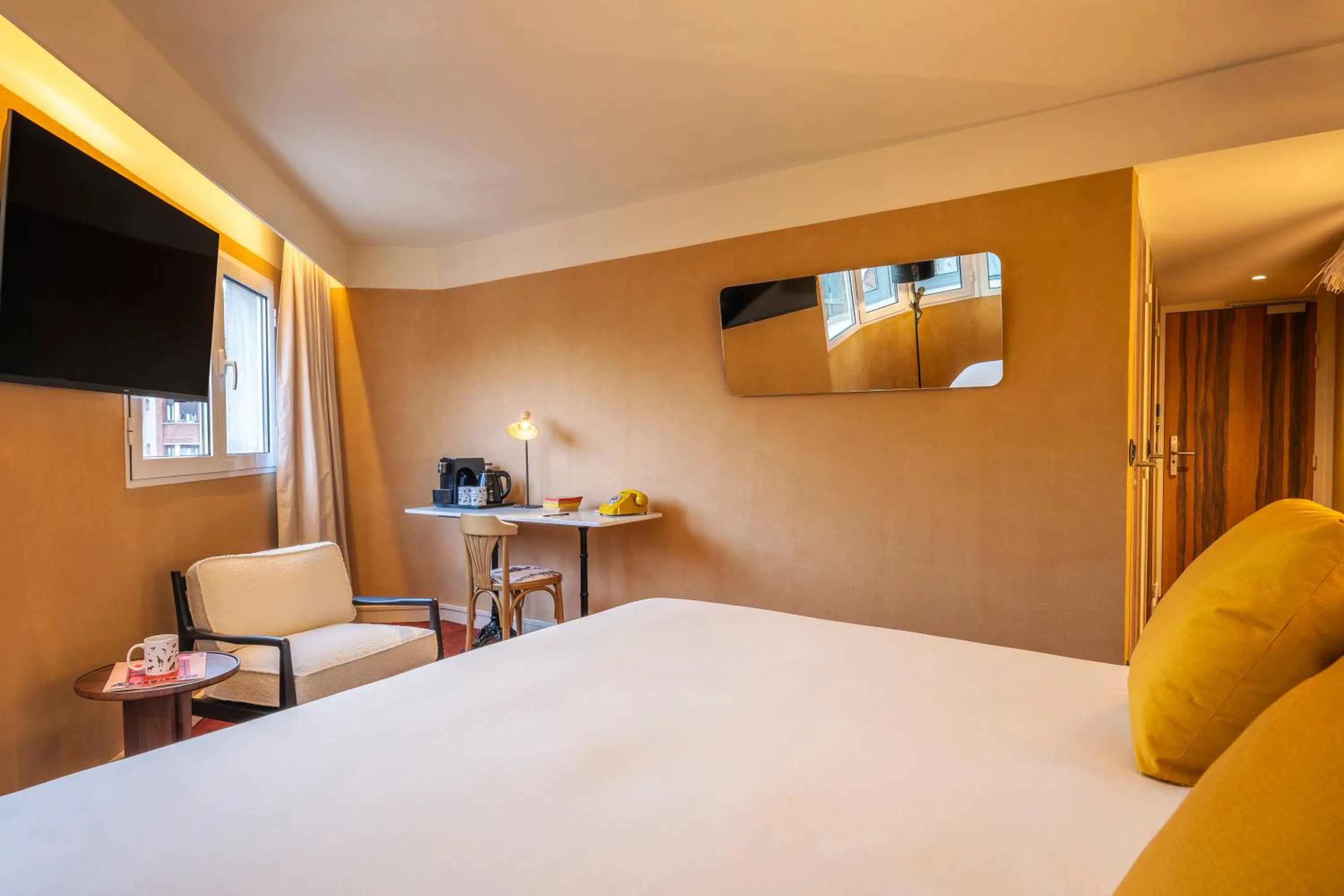 TV and multimedia, Bed in Kopster Hotel Paris Porte de Versailles
