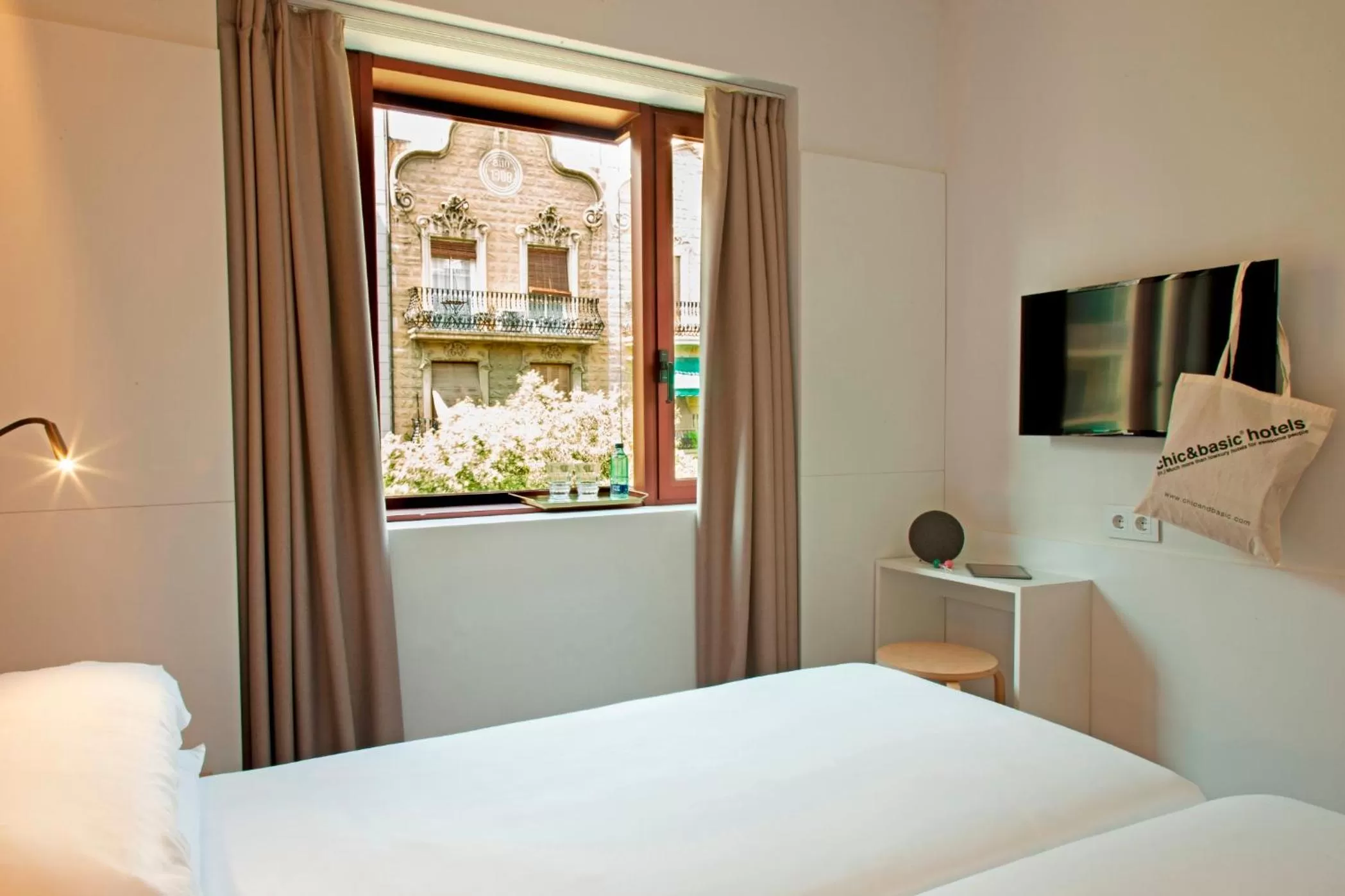 Bedroom, Bed in Chic & Basic Velvet