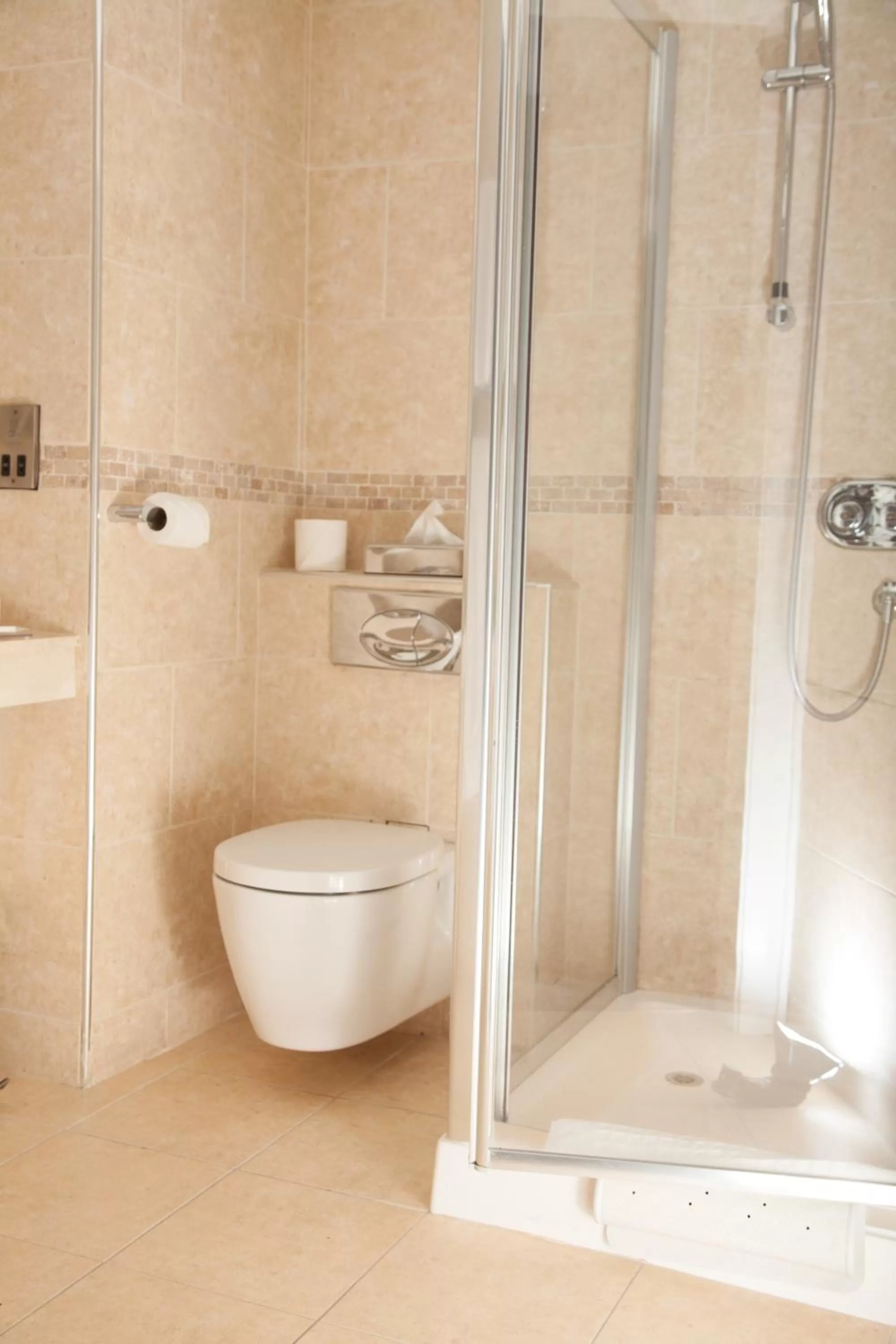 Toilet in Hotel Kilmore