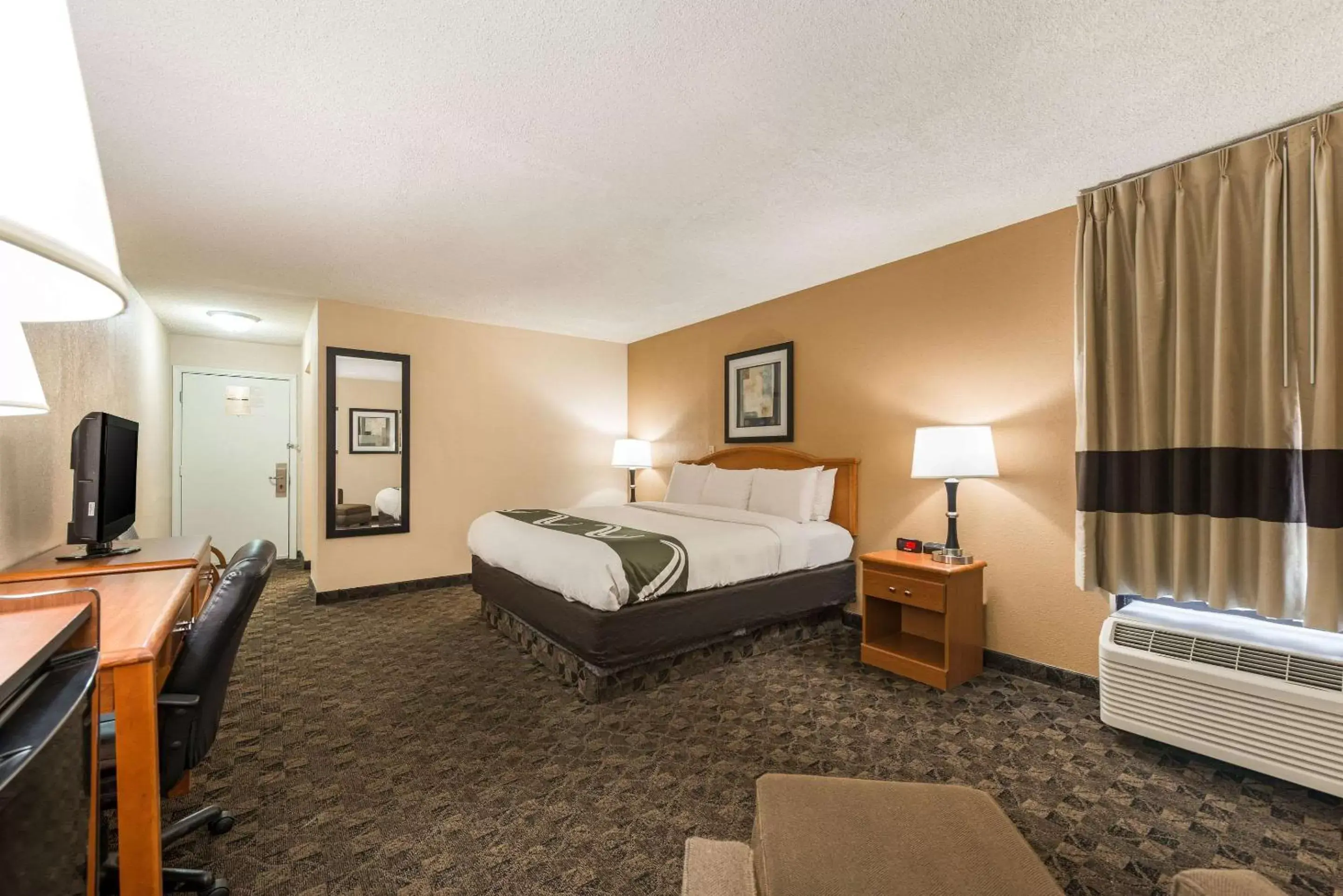 Photo of the whole room, Bed in Quality Inn & Suites