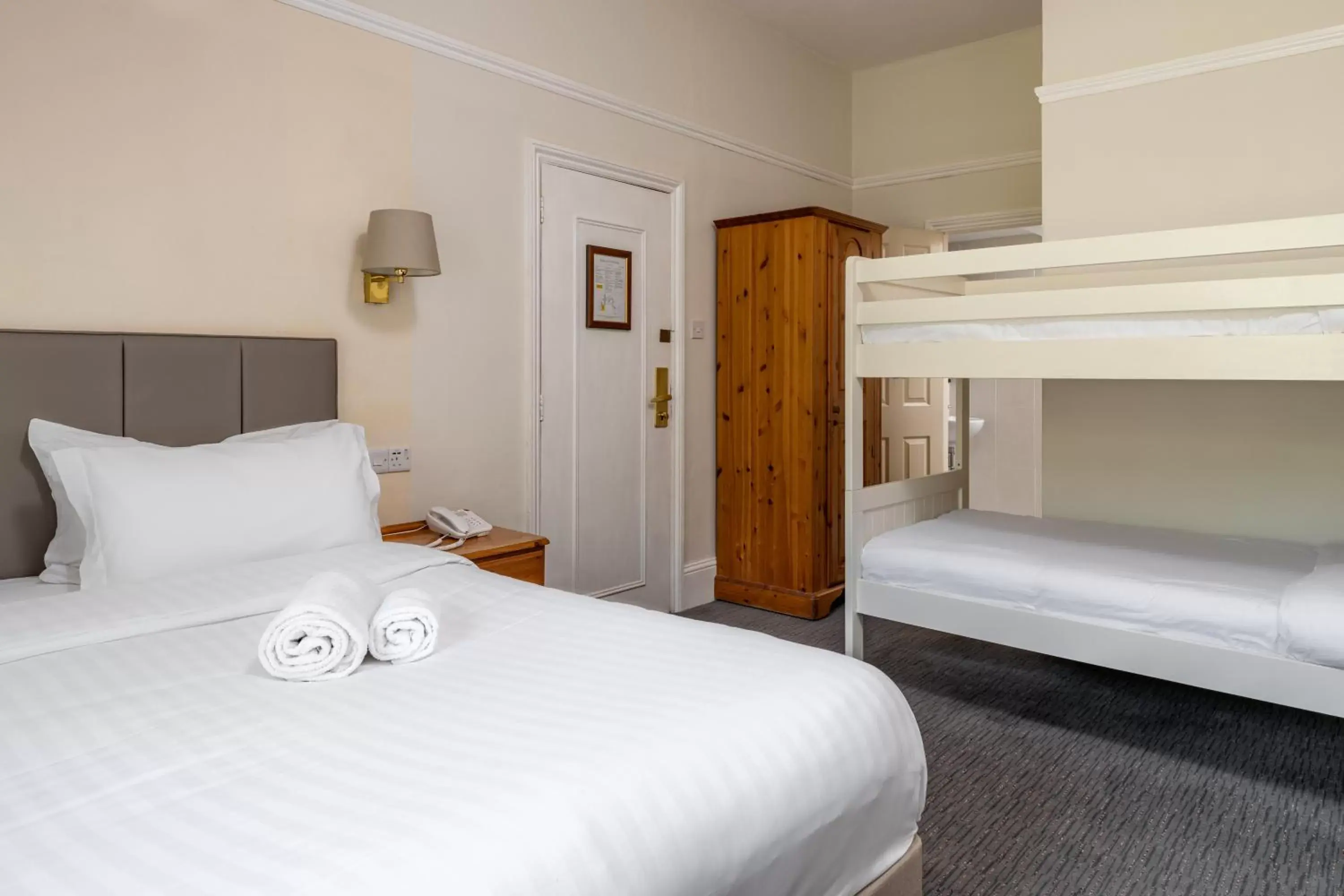 Bedroom, Bunk Bed in Reigate Manor Hotel
