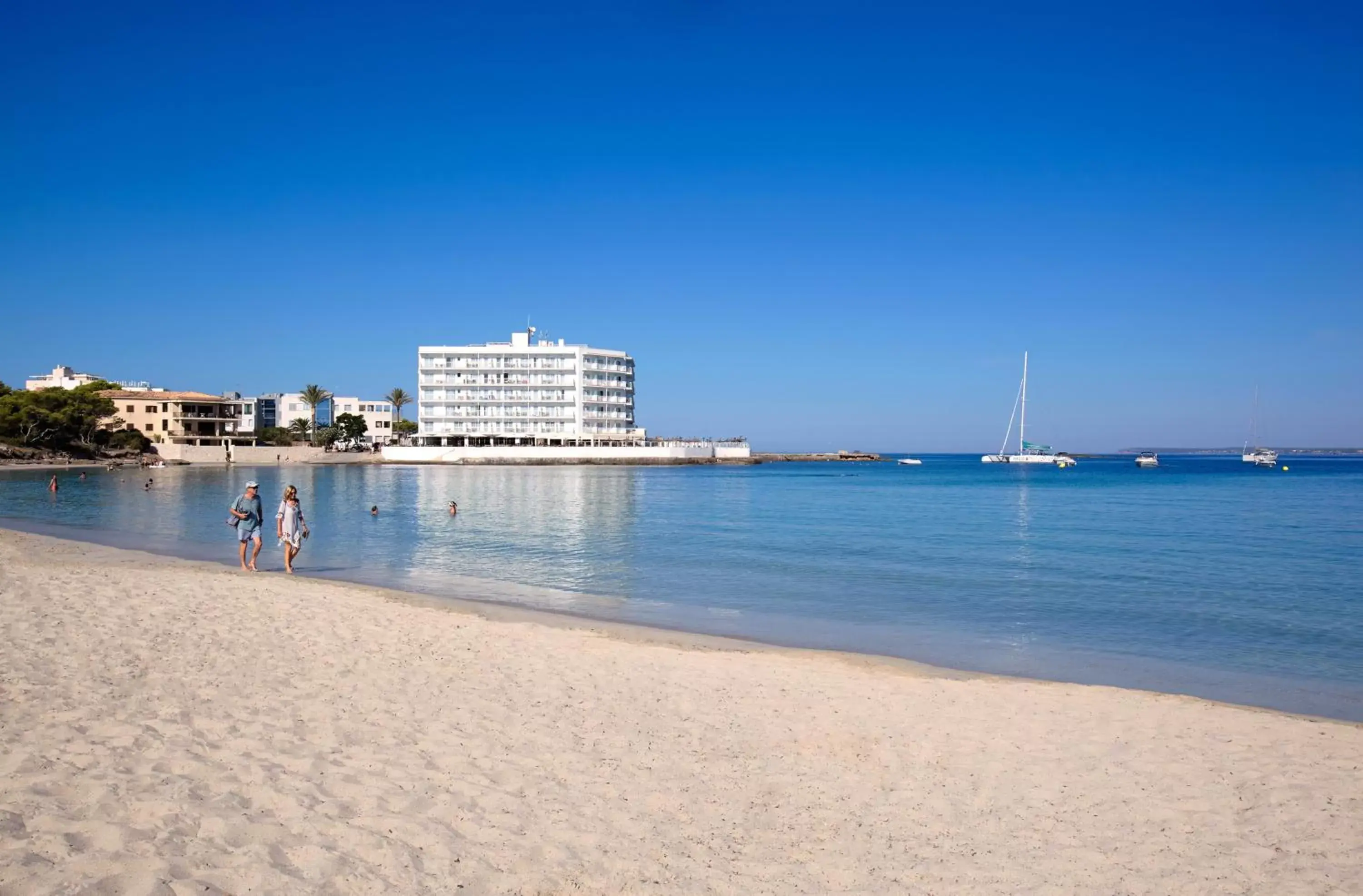 Facade/entrance, Beach in Universal Hotel Marqués