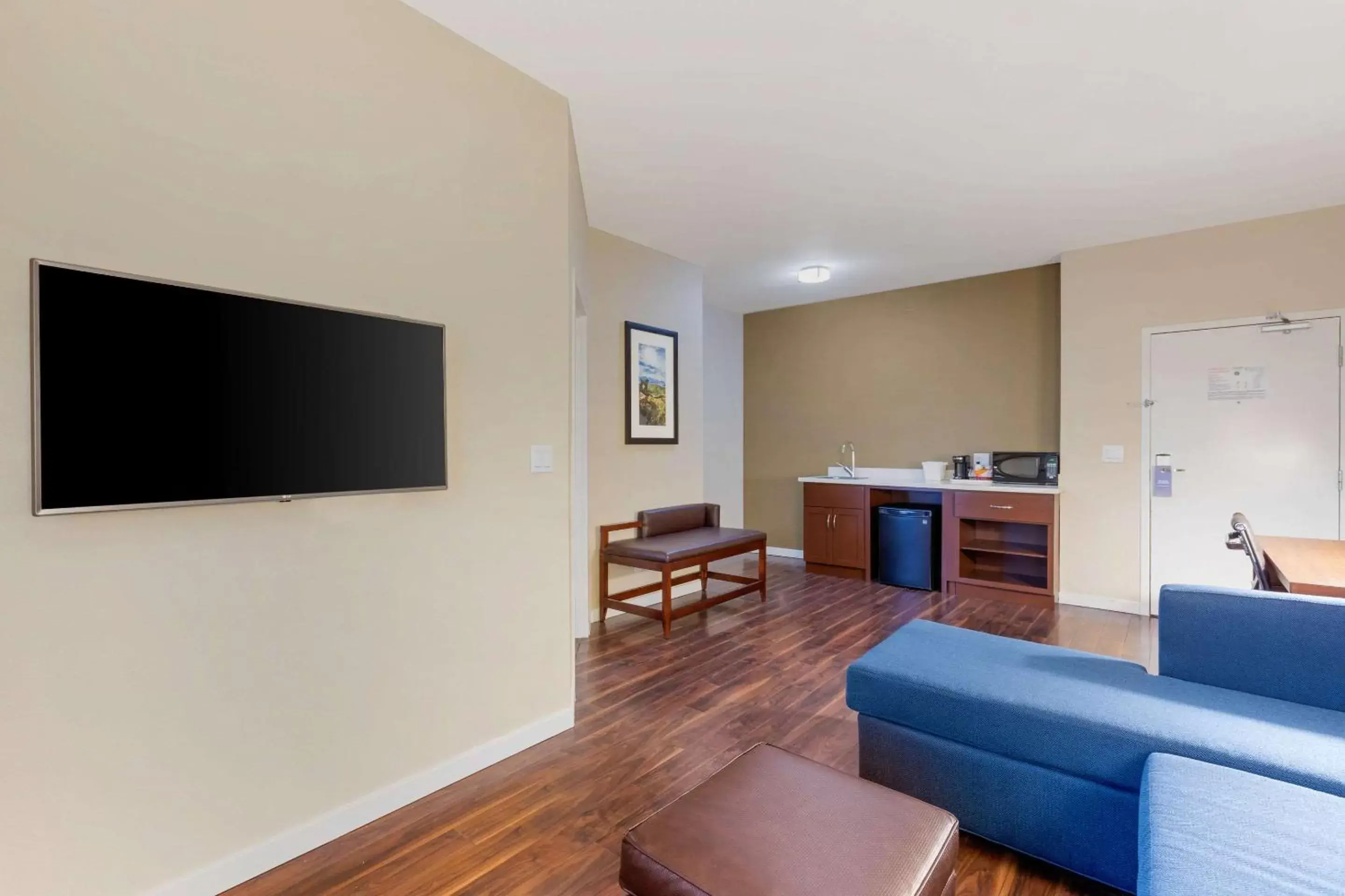 Photo of the whole room, Seating Area in Comfort Inn & Suites Near Ontario Airport