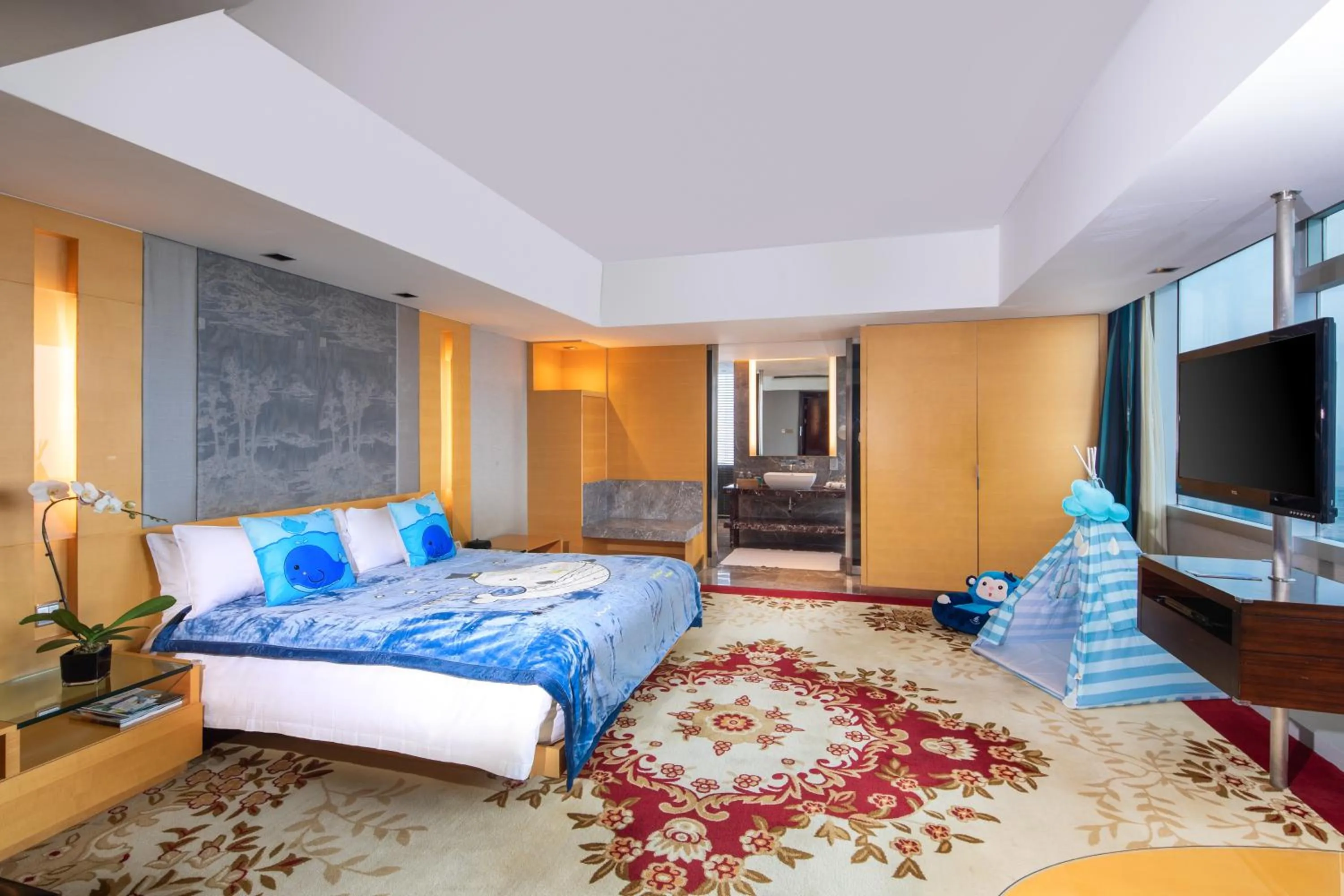 Photo of the whole room, Bed in The Longemont Shanghai