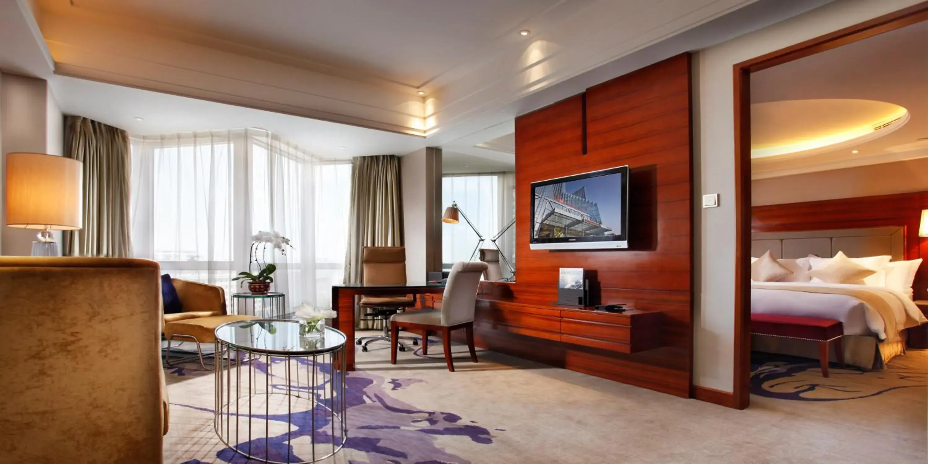 Bedroom, Seating Area in Crowne Plaza Shenyang Parkview, an IHG Hotel