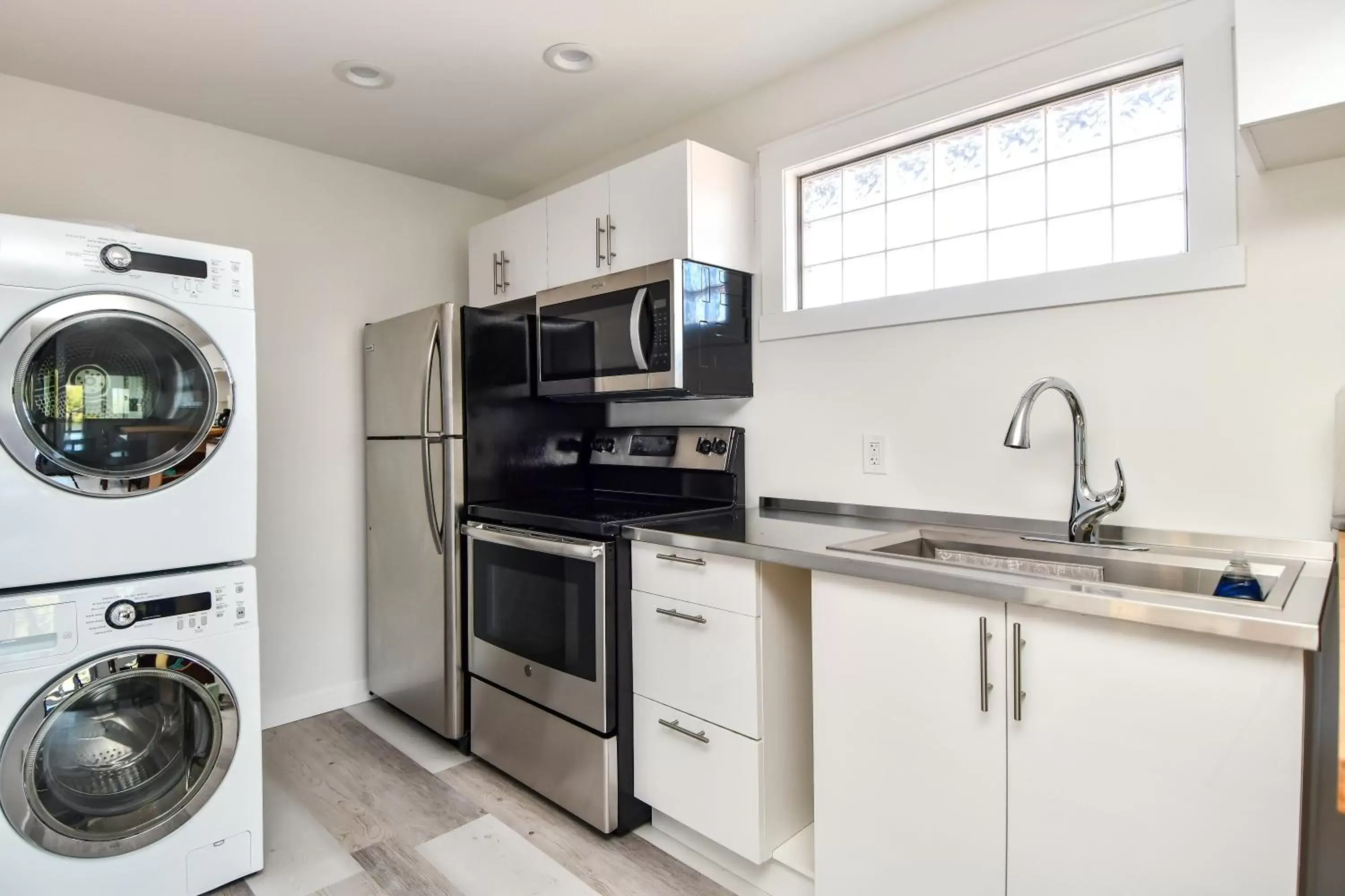 Kitchen/Kitchenette in Chateau Riverside