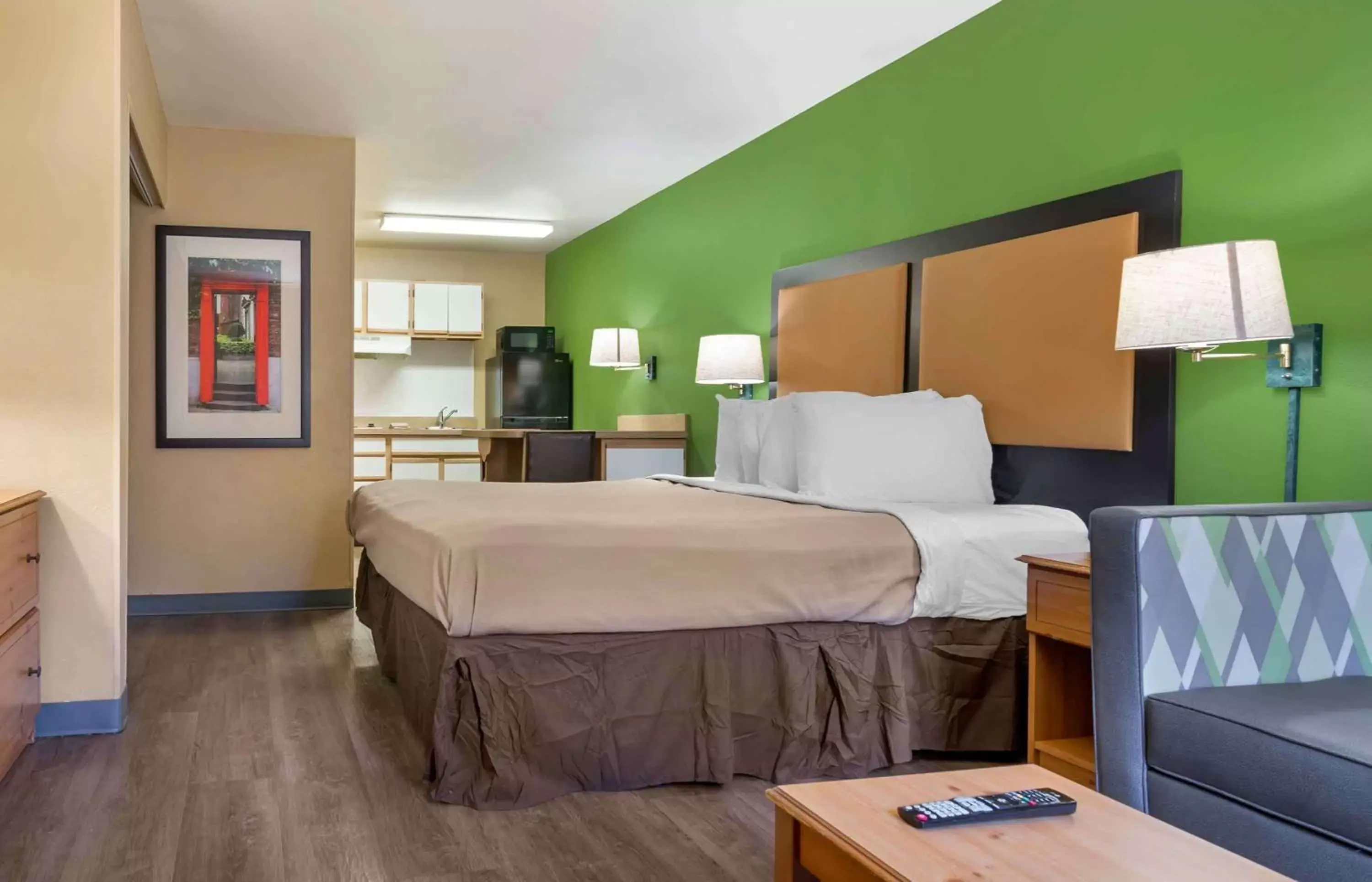 Bedroom, Bed in Extended Stay America Suites - Kansas City - Shawnee Mission