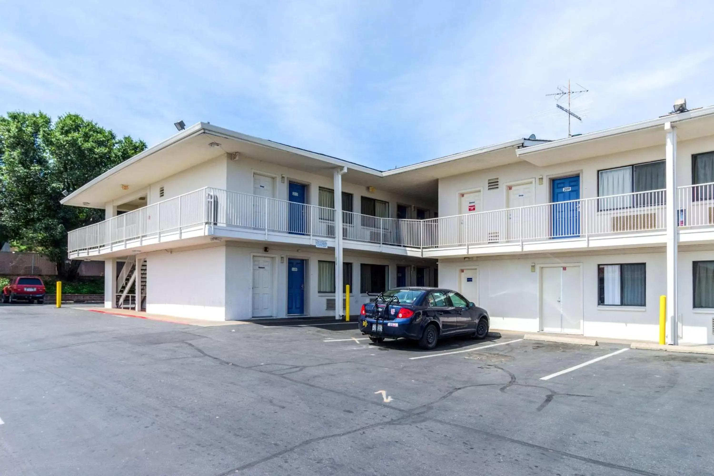 Property Building in Motel 6-Redding, CA - Central