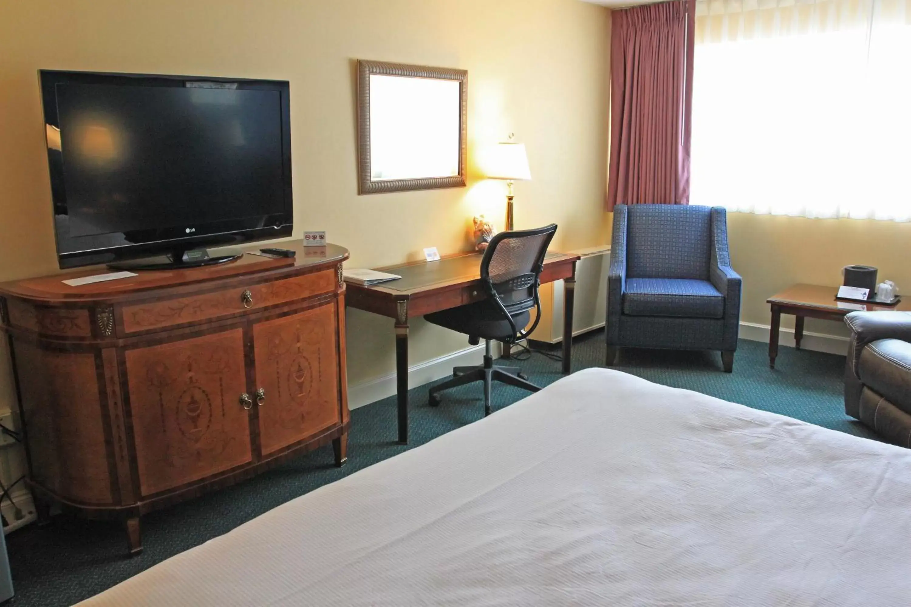 TV and multimedia, TV/Entertainment Center in Fireside Inn & Suites Waterville