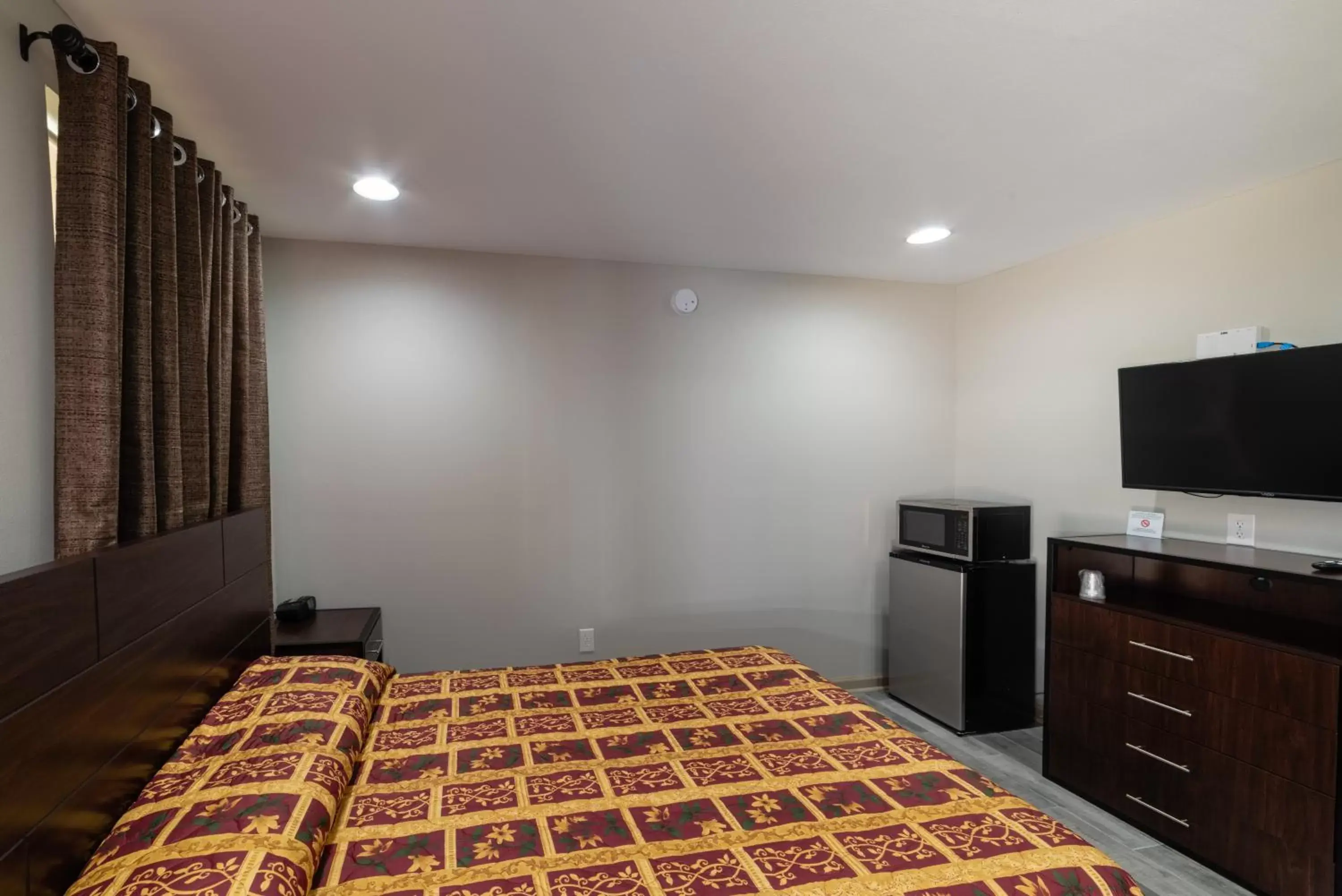 TV and multimedia, Bed in Budget Inn & Suites Baton Rouge TV and multimedia, Bed in Budget Inn & Suites Baton Rouge