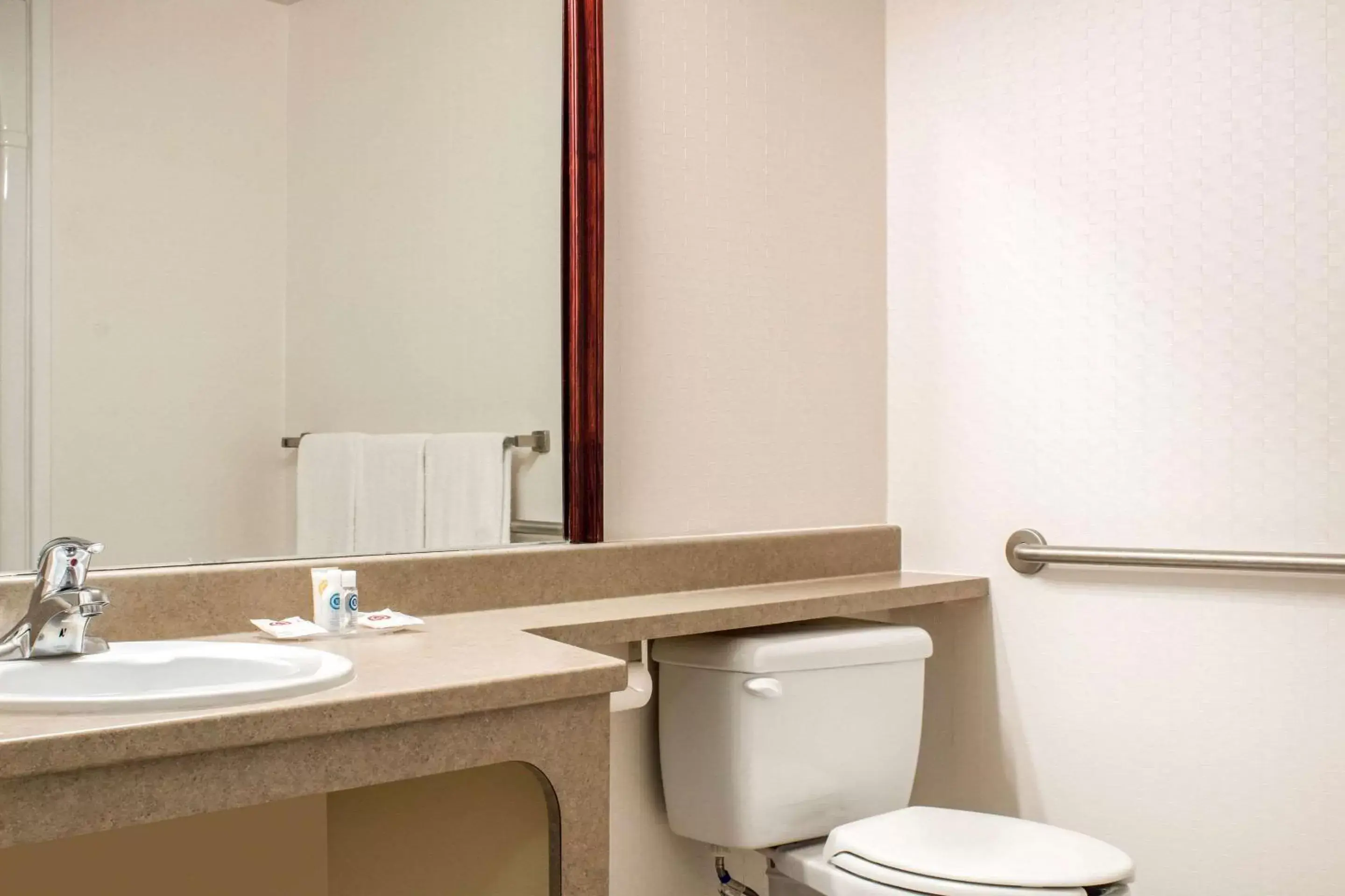 Bedroom, Bathroom in Comfort Inn Halifax