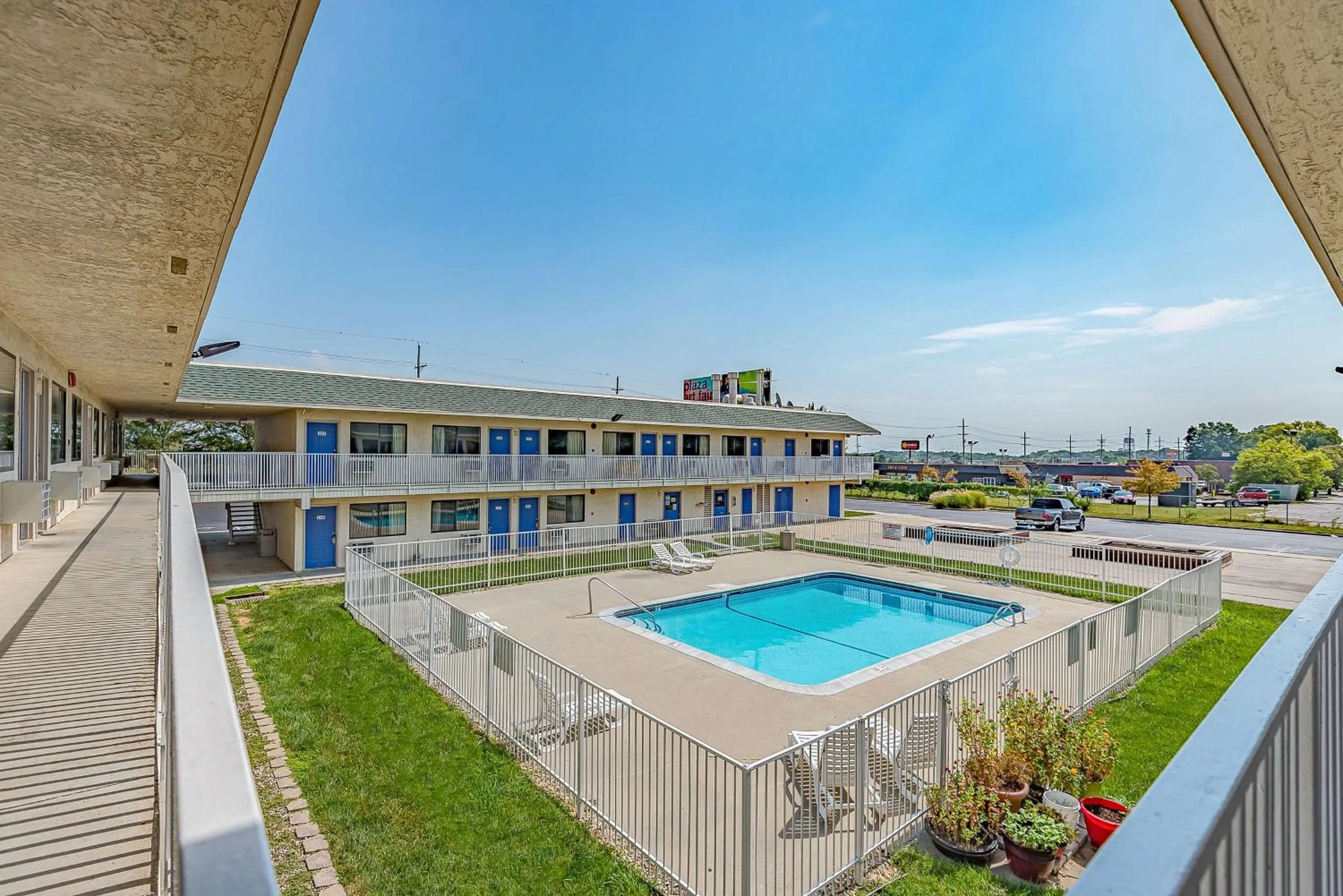 Swimming pool in Motel 6 Kansas City, MO - Airport