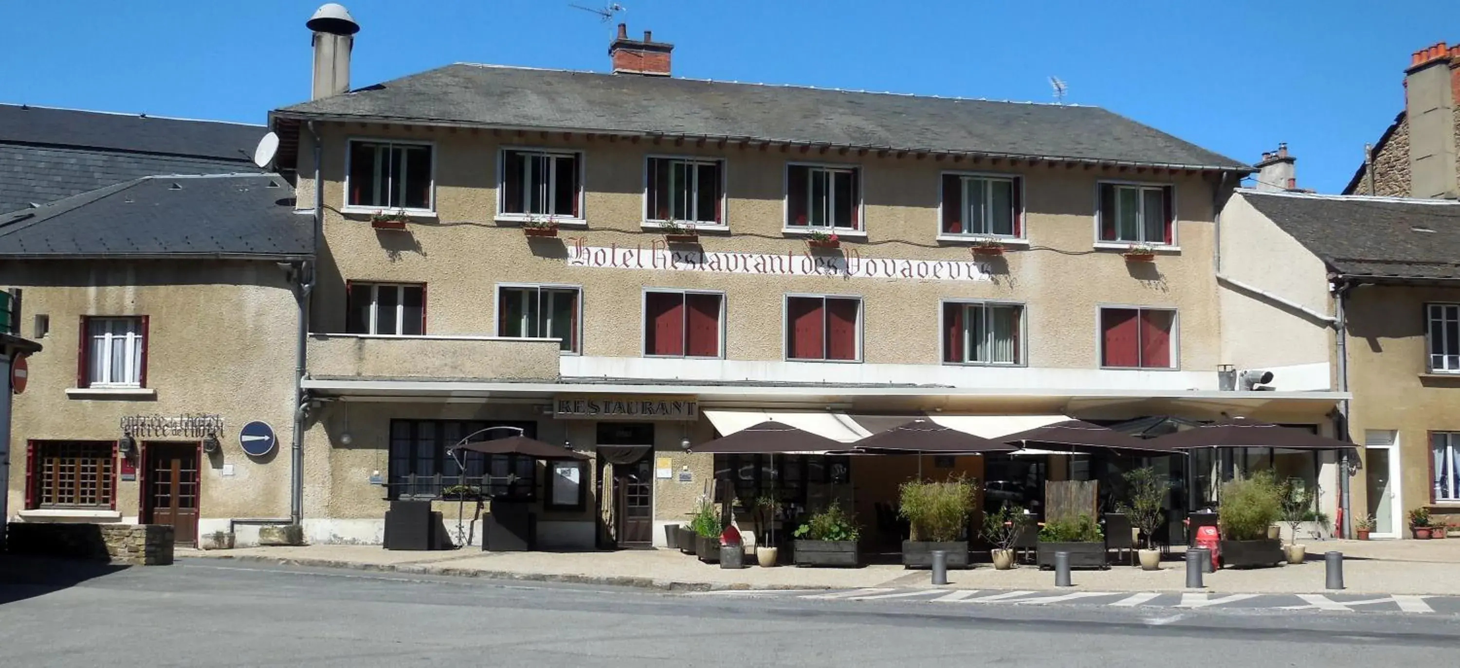 Facade/entrance, Property Building in Logis des Voyageurs