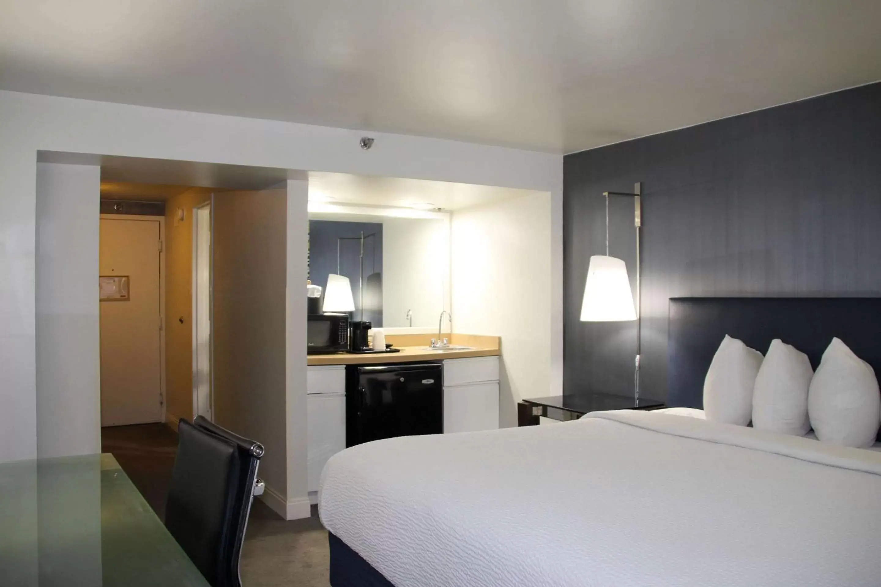 Photo of the whole room in Comfort Inn & Suites Baltimore Inner Harbor Photo of the whole room in Comfort Inn & Suites Baltimore Inner Harbor