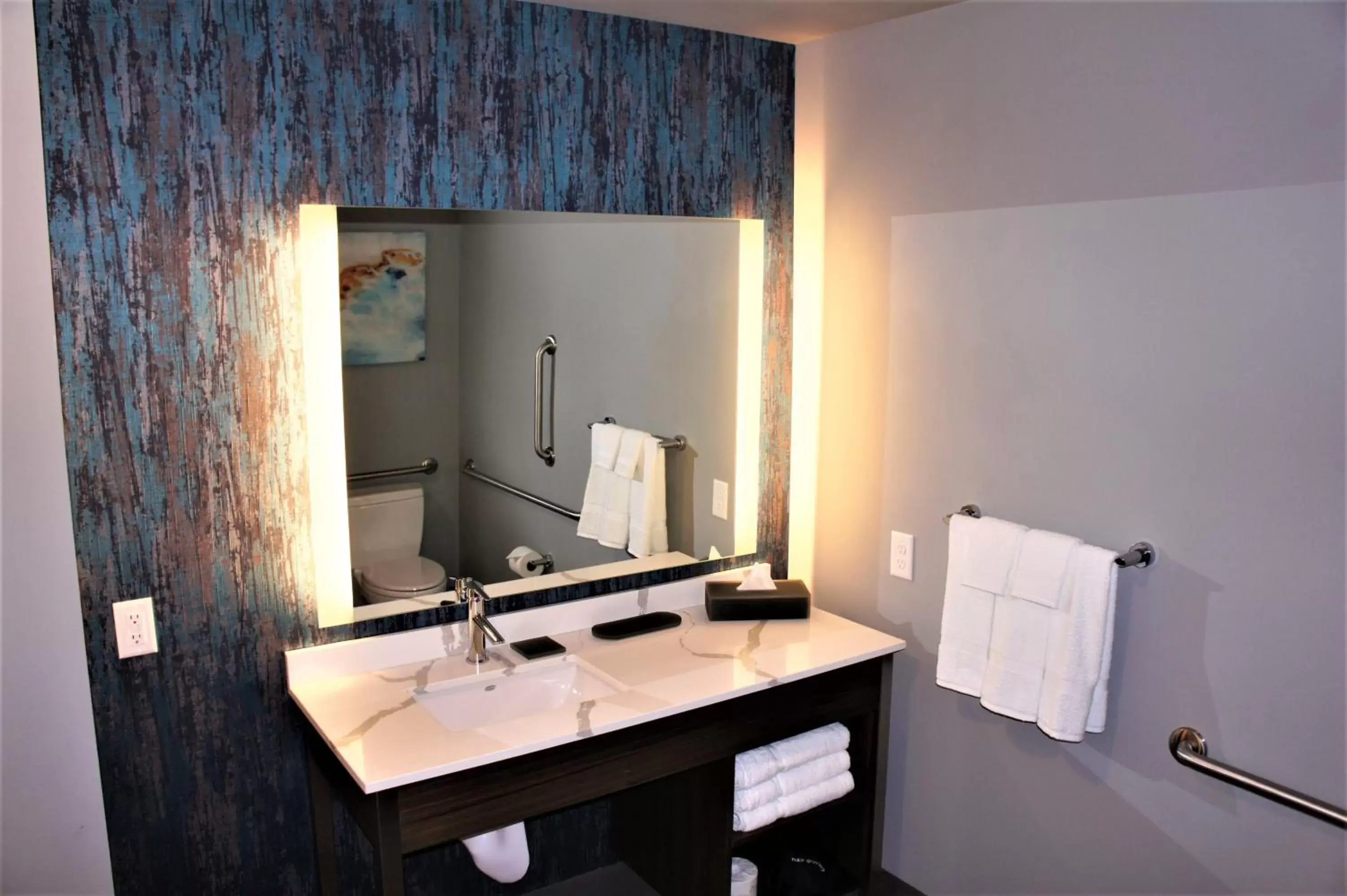 Bathroom in La Quinta Inn & Suites by Wyndham Marysville