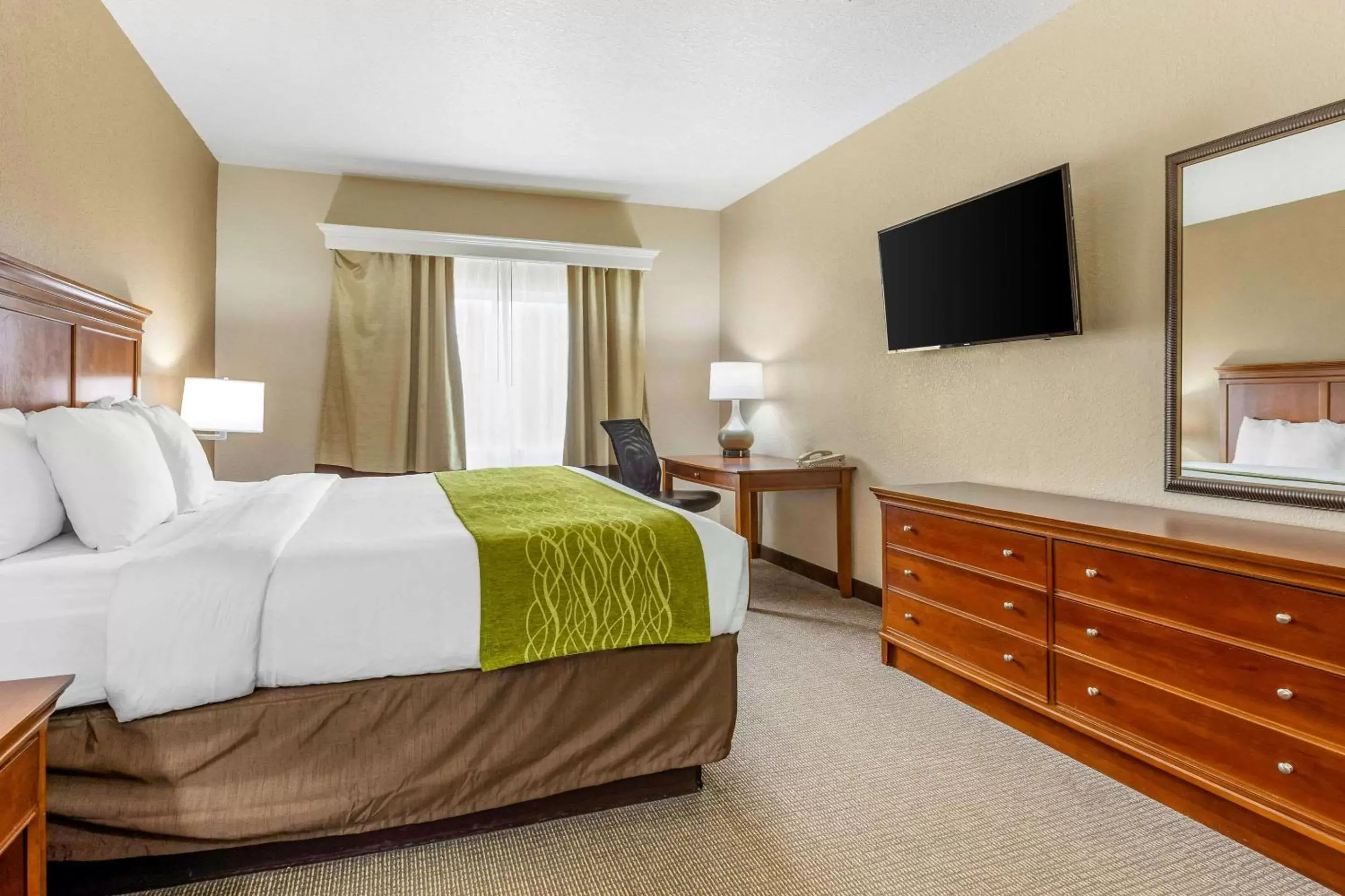 Photo of the whole room, Bed in Comfort Inn & Suites Davenport - Quad Cities