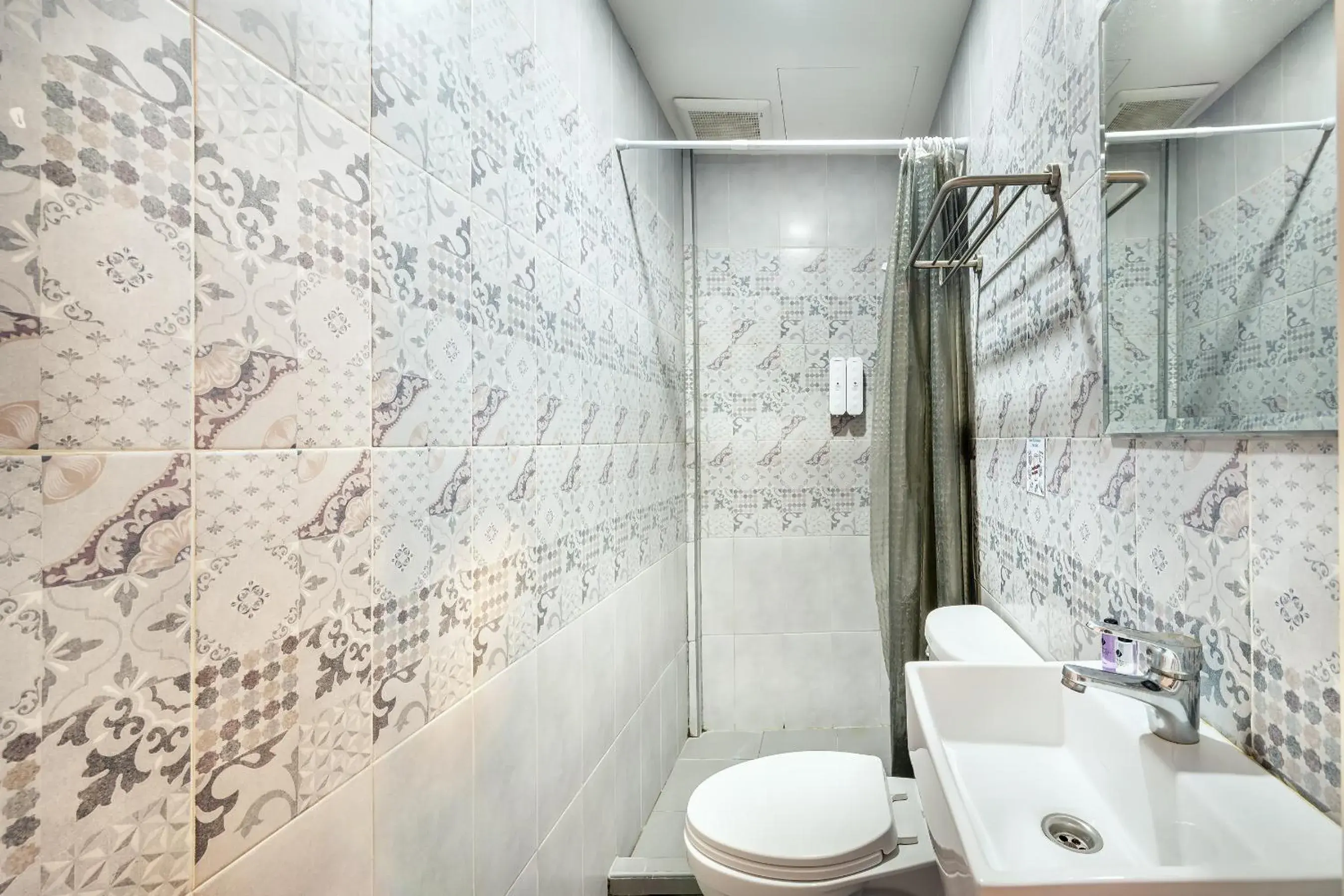 Bathroom in De Lavender Bangkok Hotel