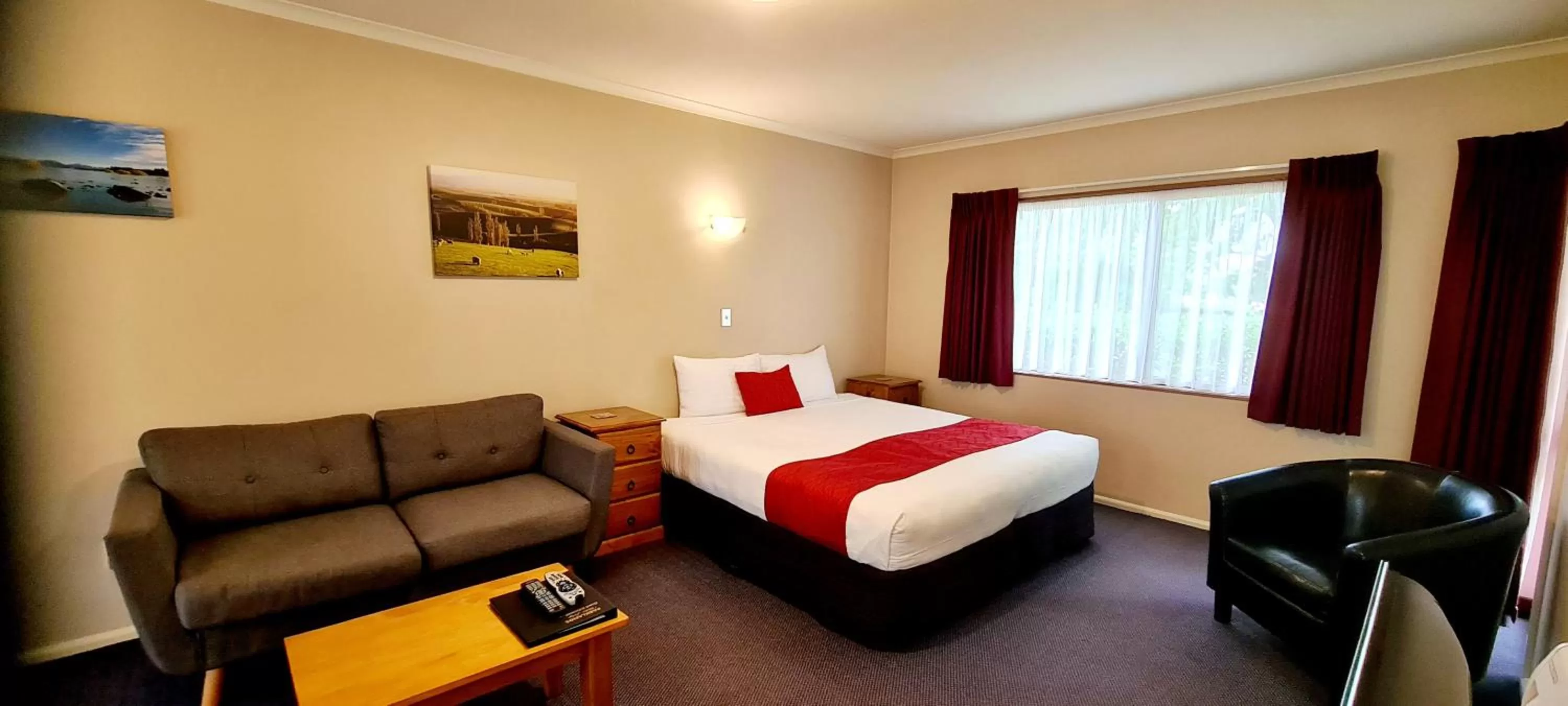 Living room, Bed in Parklands Motor Lodge Timaru