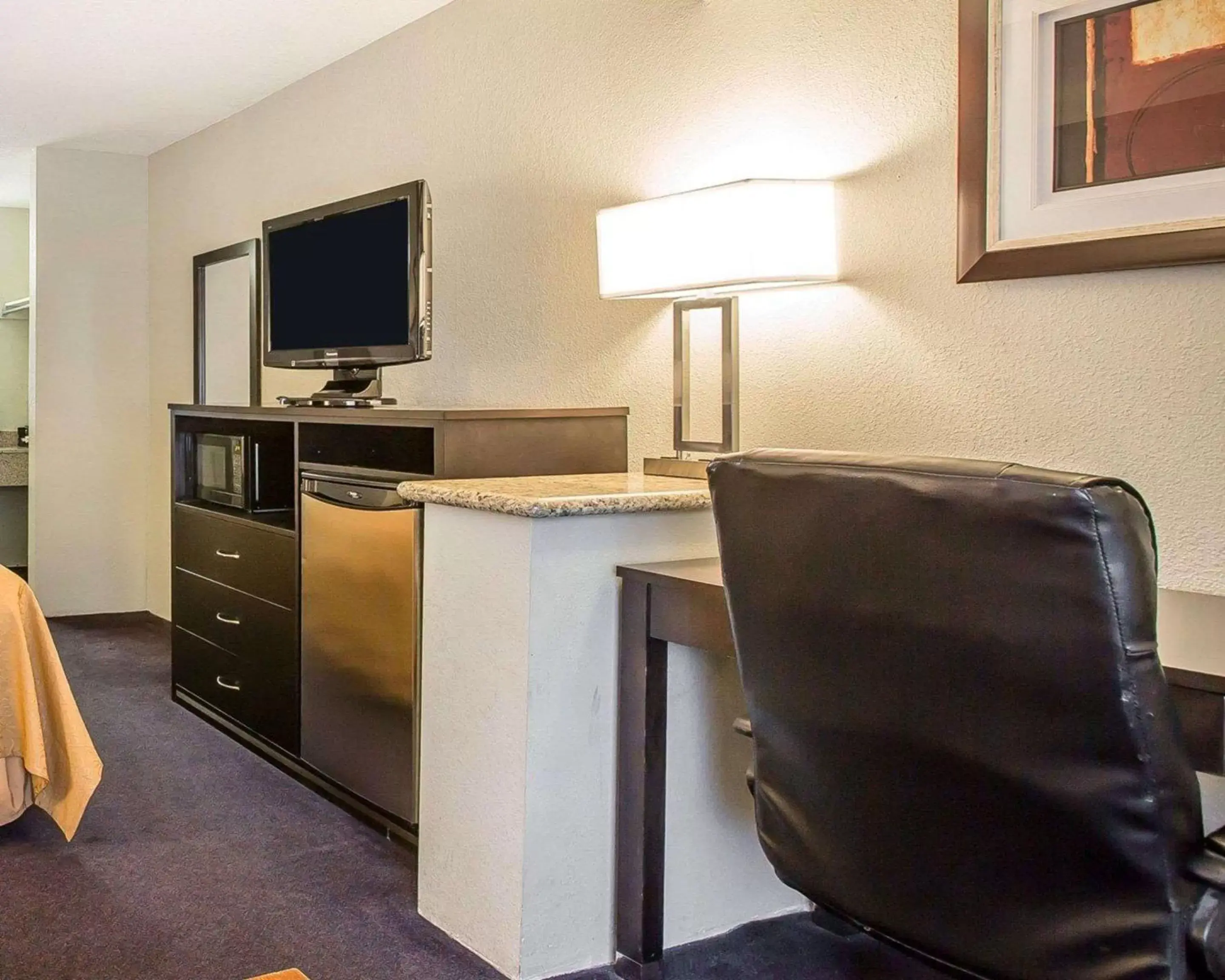 Photo of the whole room, TV/Entertainment Center in Quality Inn & Suites Woodland- Sacramento Airport