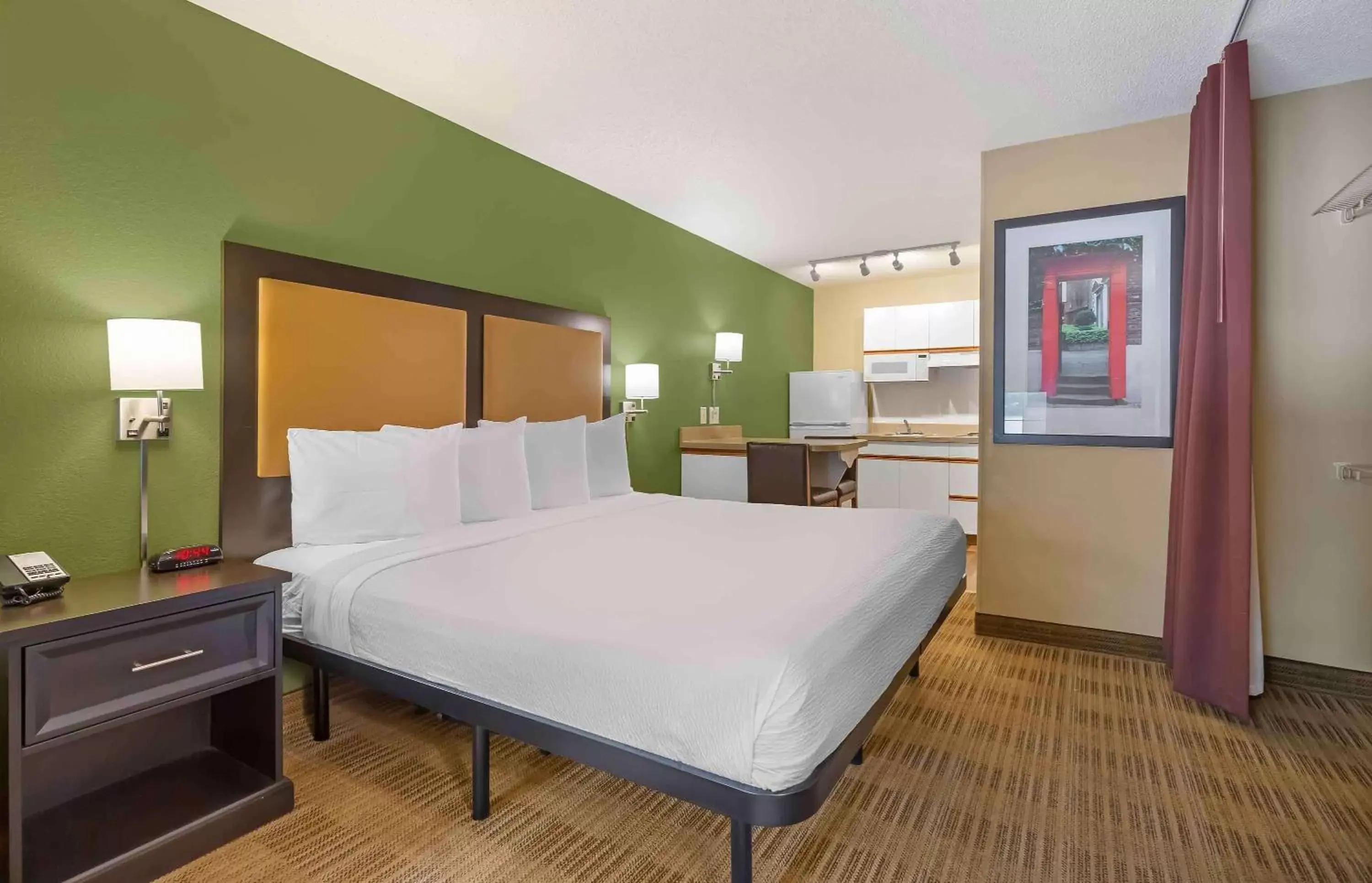 Bedroom, Bed in Extended Stay America Suites - Washington, DC - Falls Church - Merrifield
