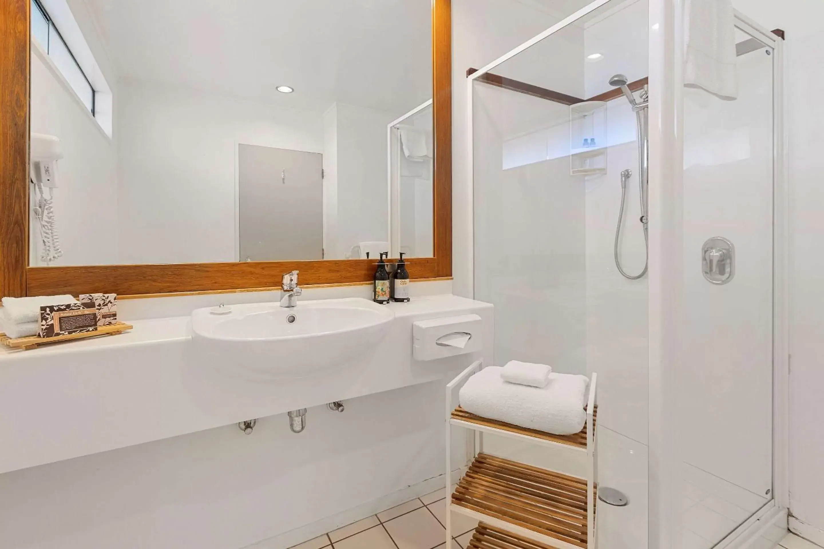 Bathroom in Quality Hotel Lincoln Green