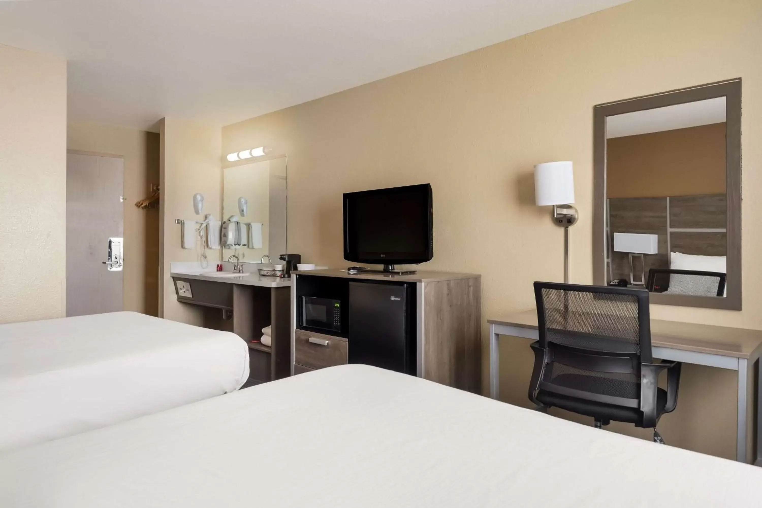 Bedroom, TV/Entertainment Center in SureStay Hotel by Best Western Wells