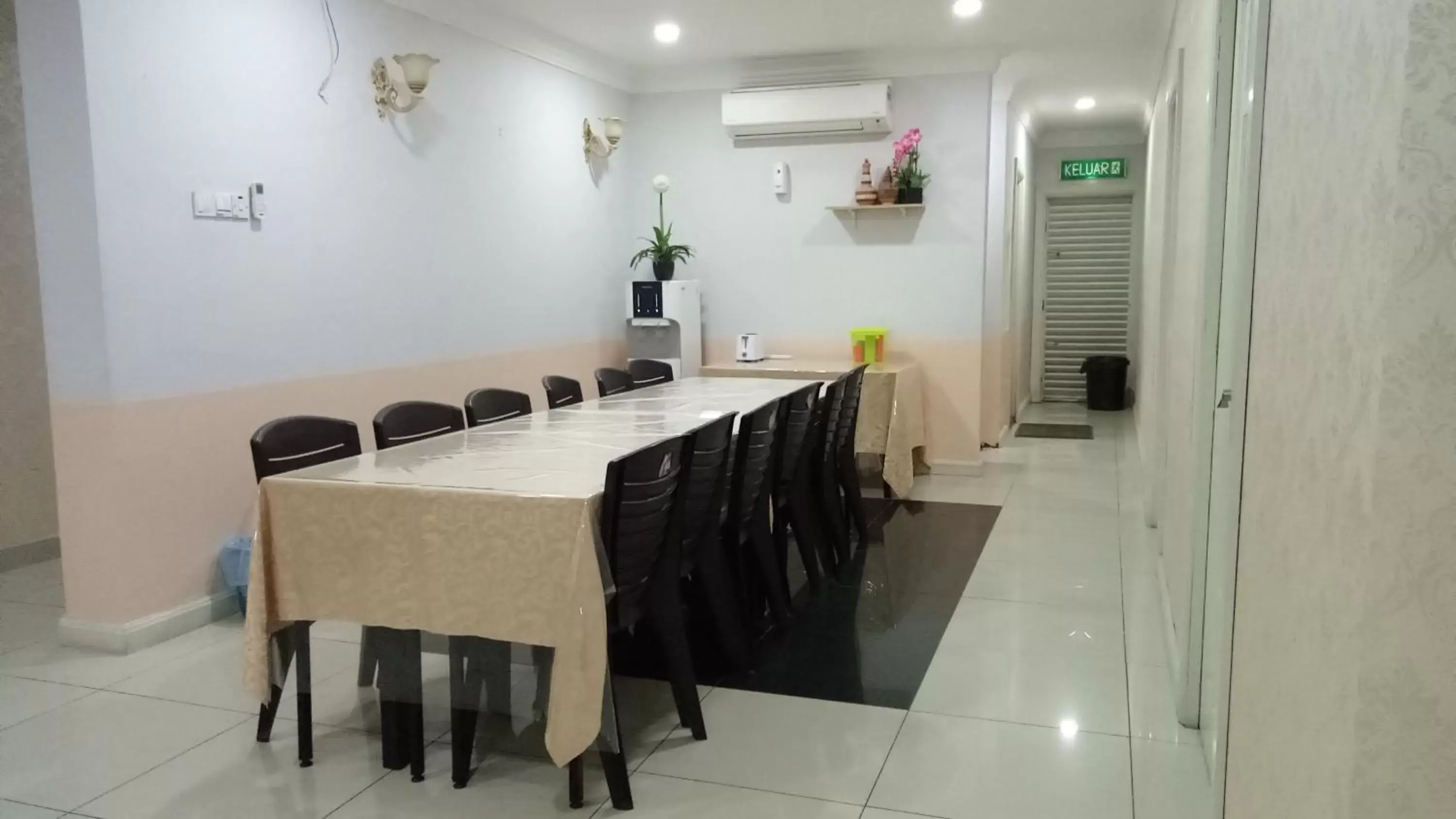 Restaurant/places to eat in Hotel Mutiara KGMMB