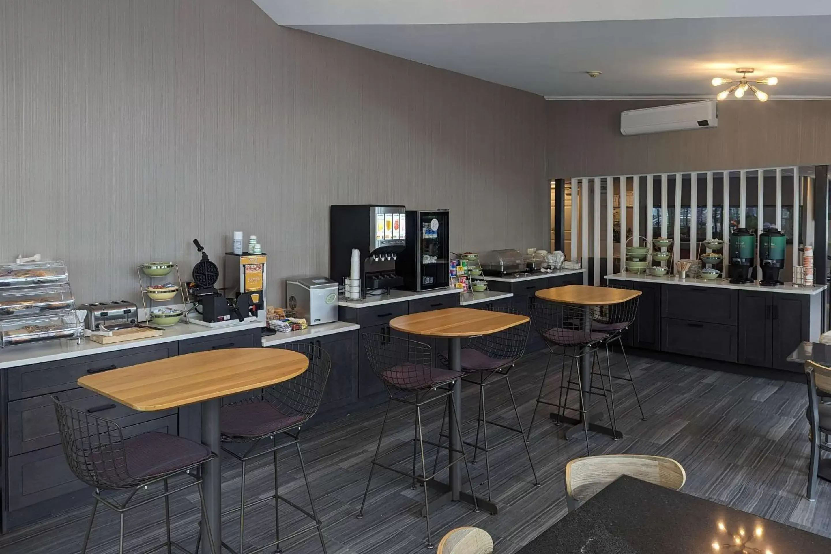 Breakfast, Restaurant/Places to Eat in Quality Inn & Suites Northampton - Amherst