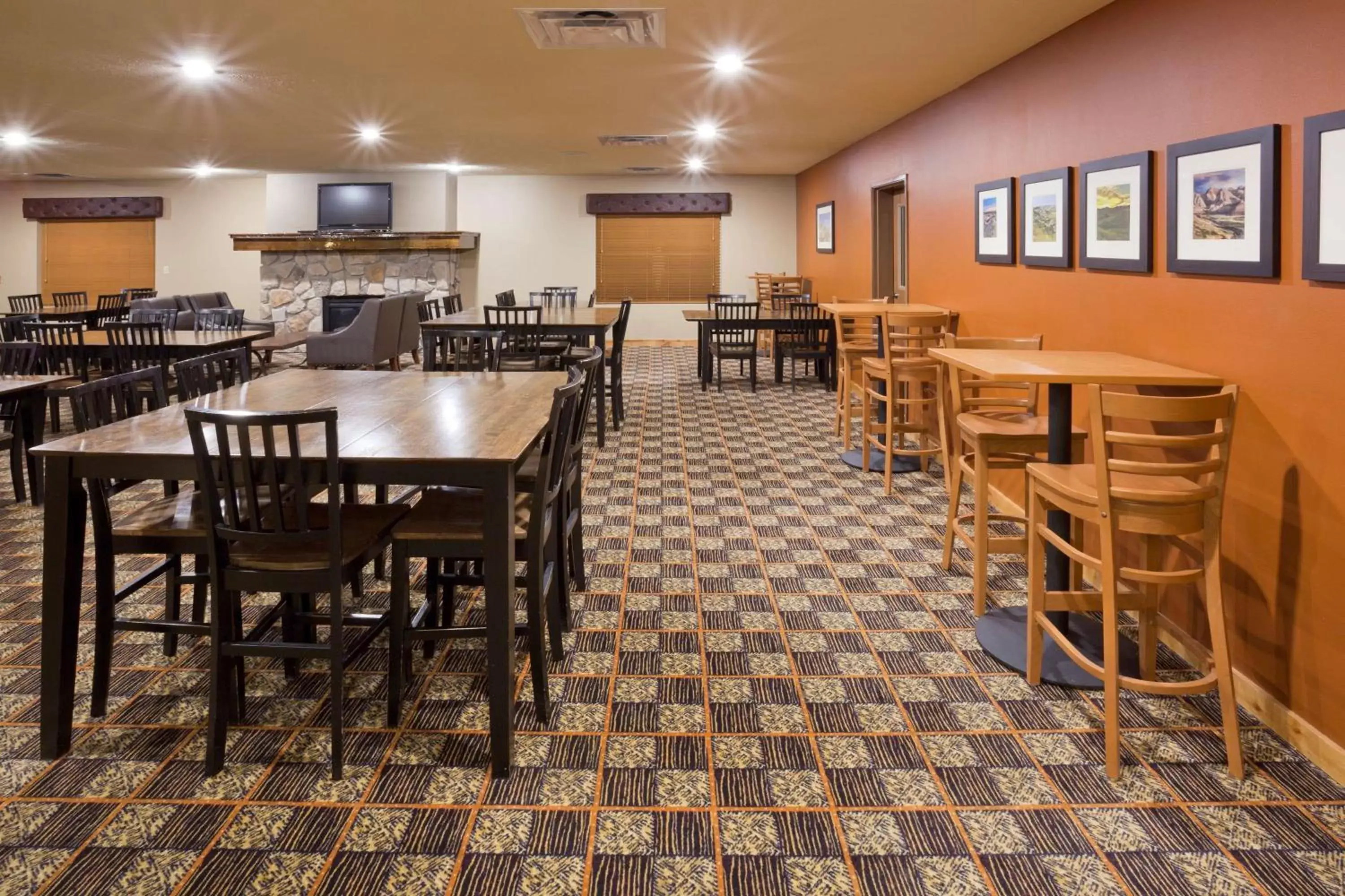 Restaurant/Places to Eat in AmericInn by Wyndham Fargo Medical Center