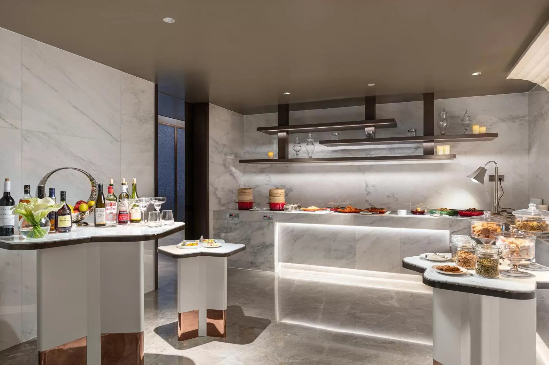 Lounge or bar, Kitchen/Kitchenette in Crowne Plaza Shanghai Hongqiao, an IHG Hotel