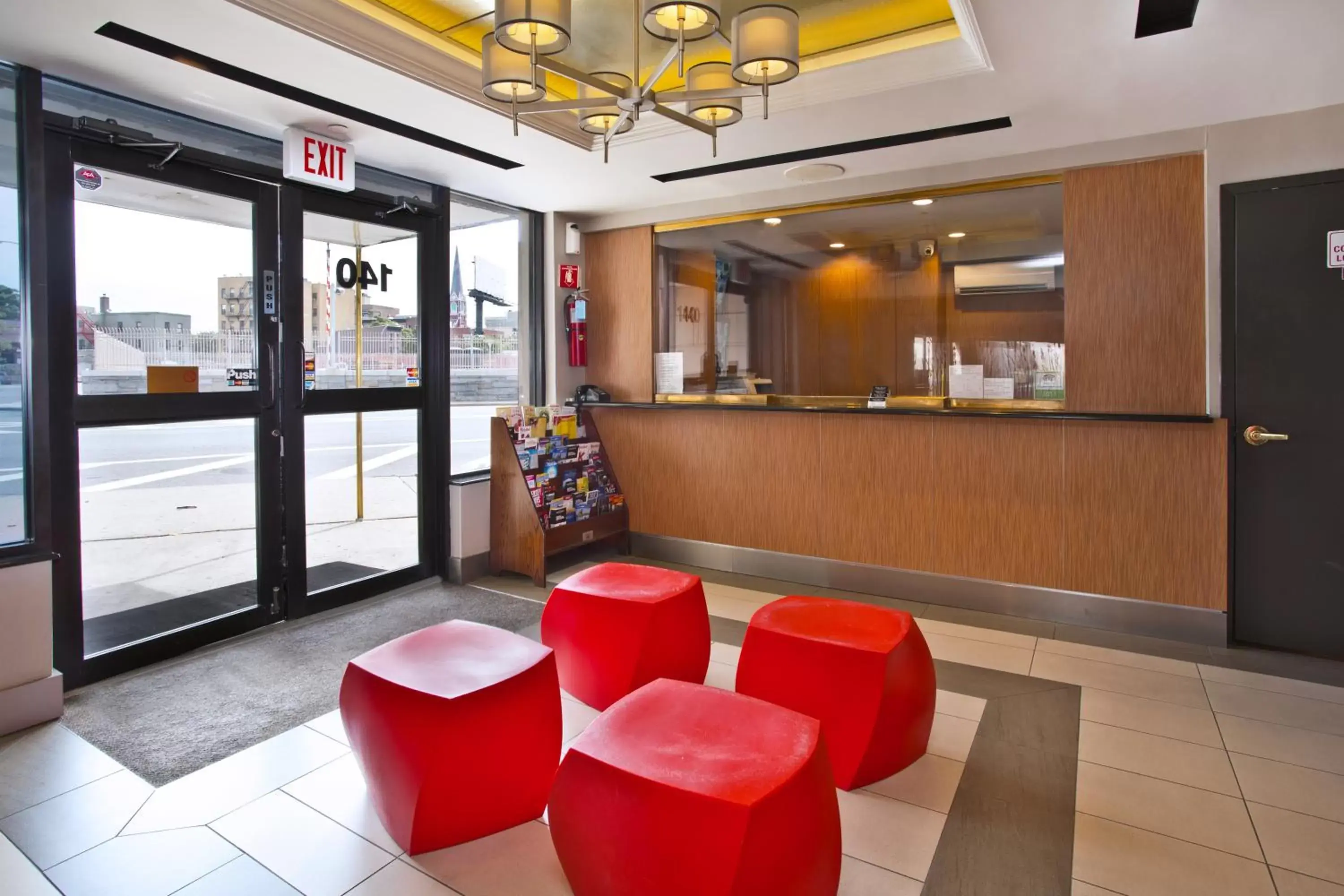 Seating area, Lobby/Reception in Commack Inn