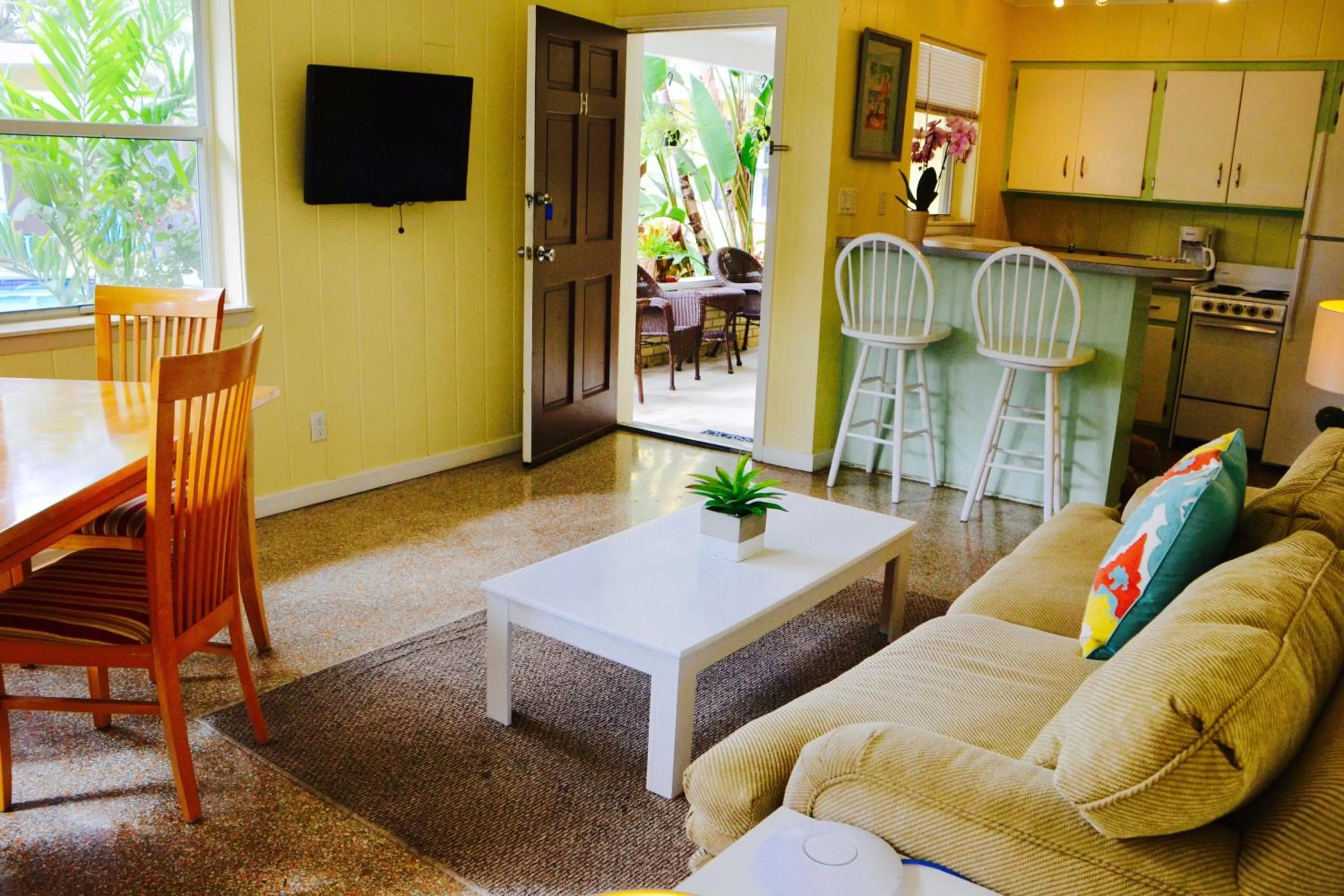 Kitchen or kitchenette, Seating Area in Sea Turtle Inn