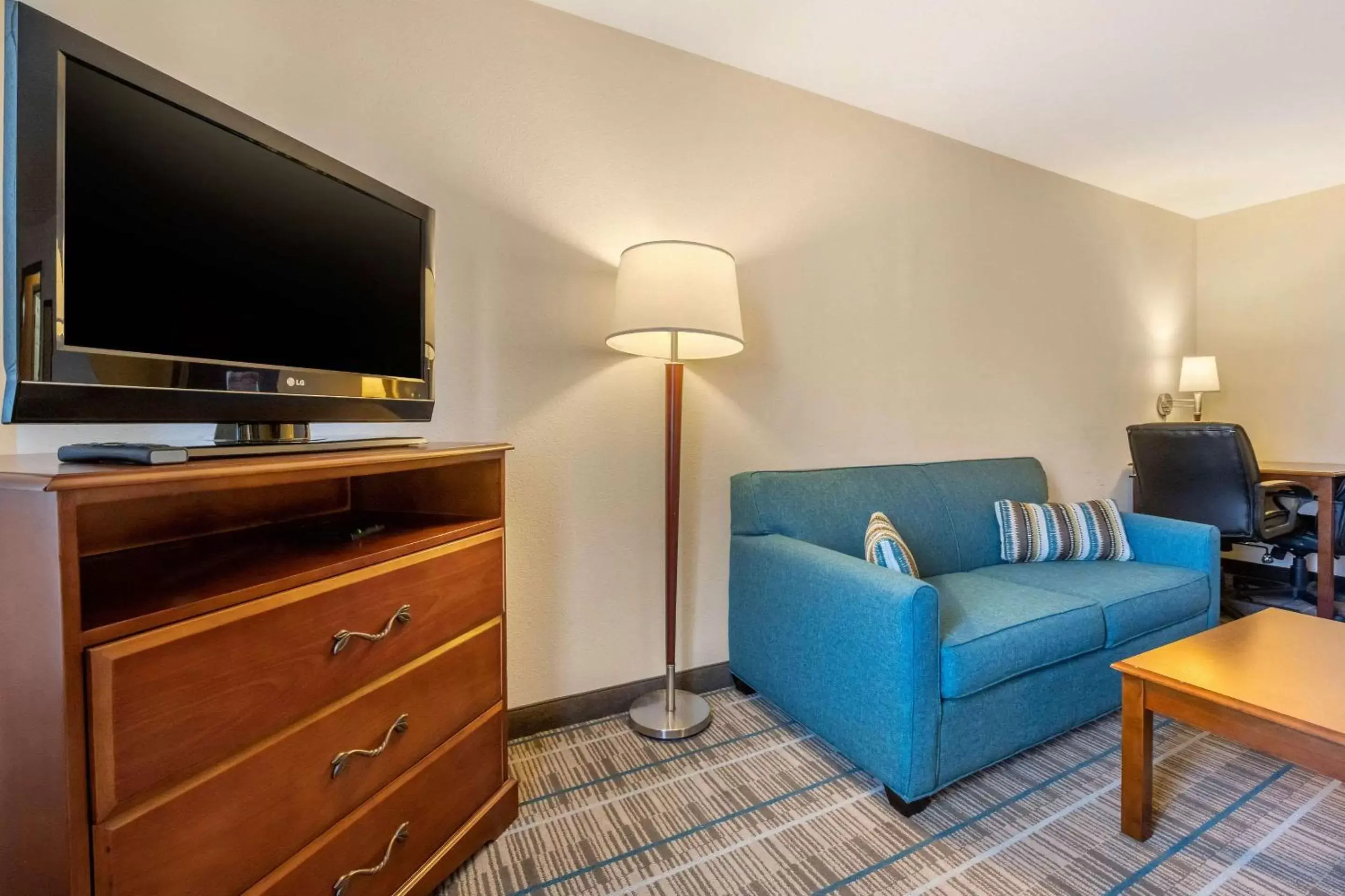 Bedroom, TV/Entertainment Center in MainStay Suites Grantville