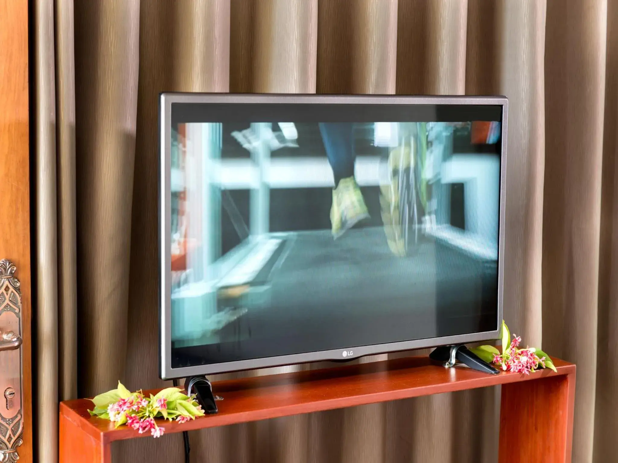 TV and multimedia, TV/Entertainment Center in Dynsey Boutique Hotel
