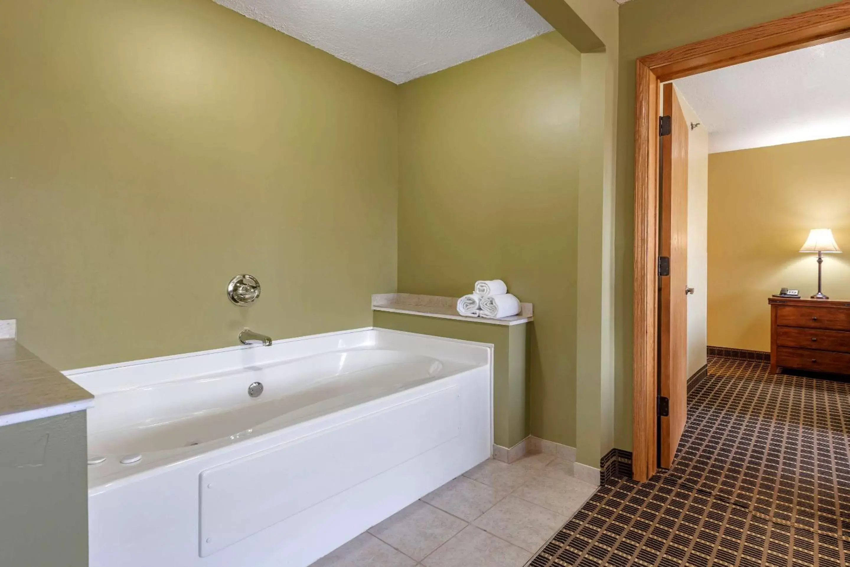 Photo of the whole room, Bathroom in Quality Inn & Suites Warren