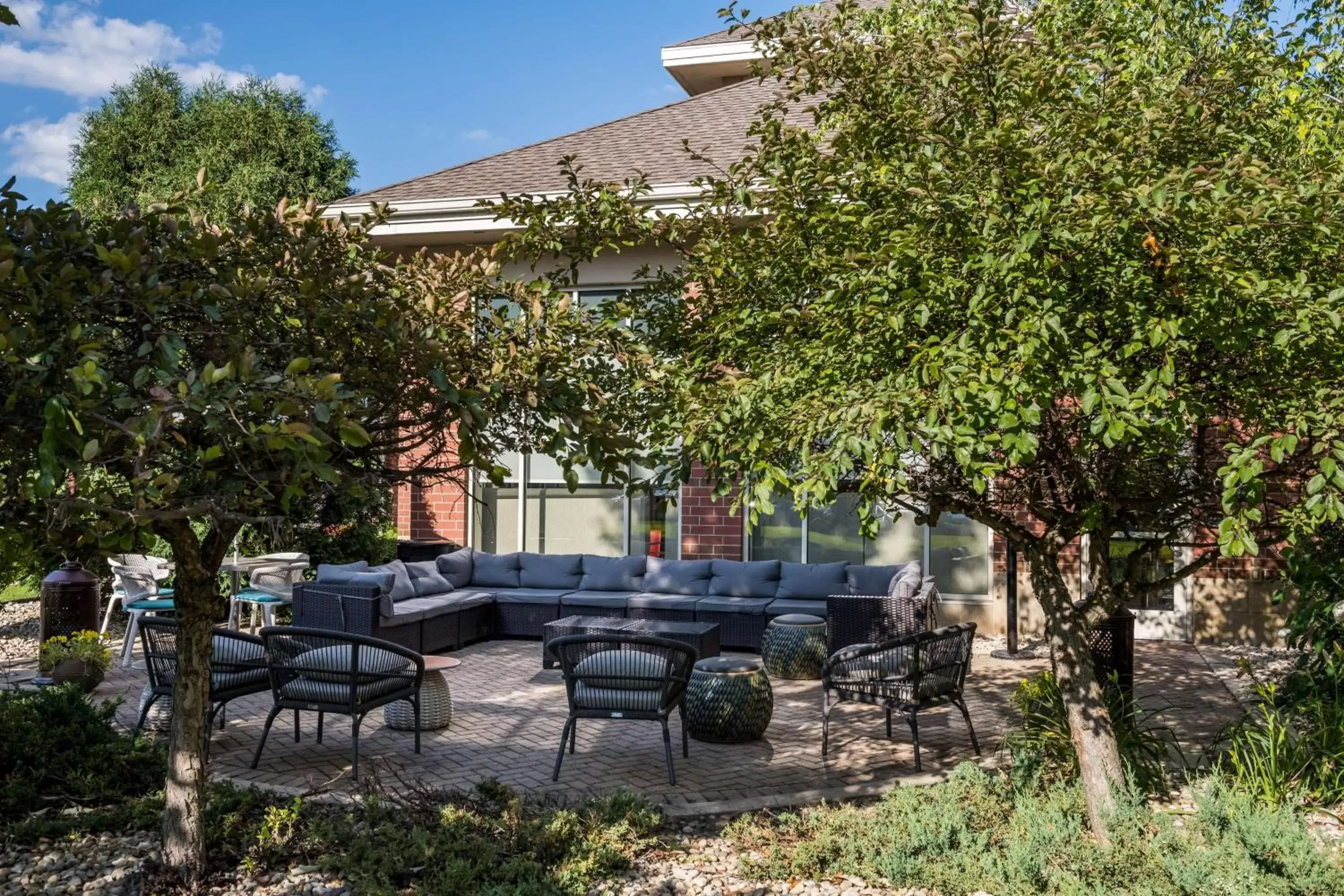 Patio, Property Building in Hilton Garden Inn Rockford