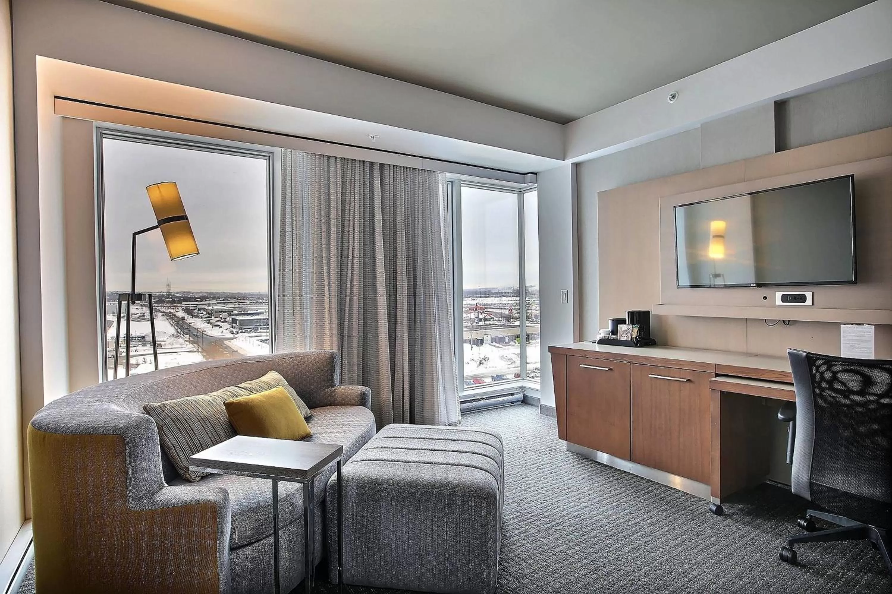 Living room in Courtyard by Marriott Quebec City