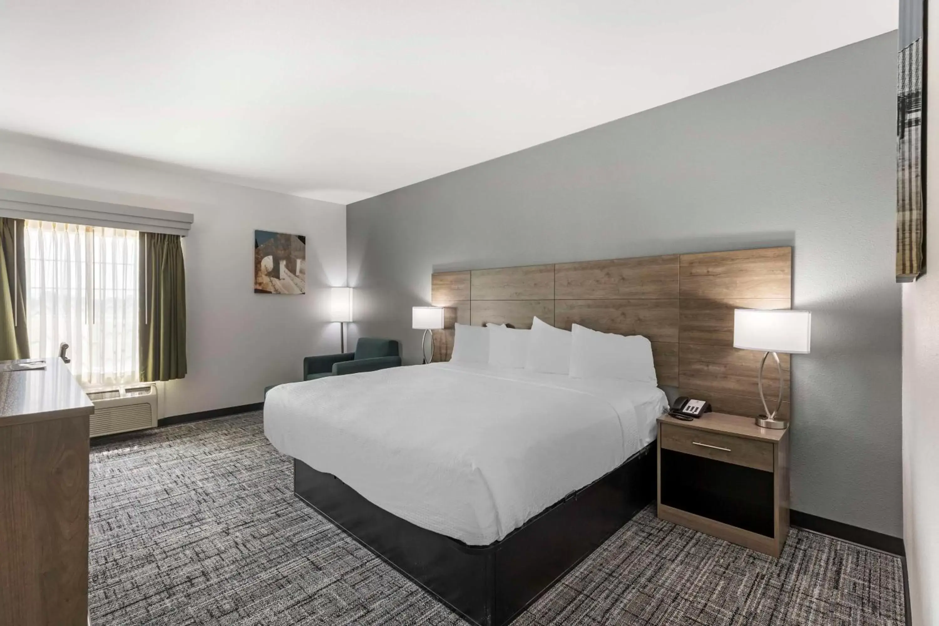 Bedroom, Bed in Best Western Plus MidAmerica Hotel