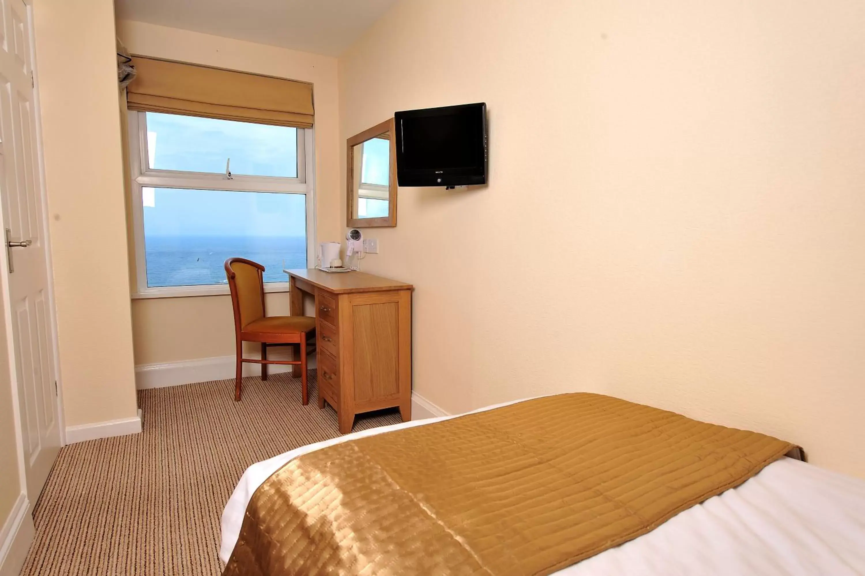 Photo of the whole room, Bed in Pentire Hotel