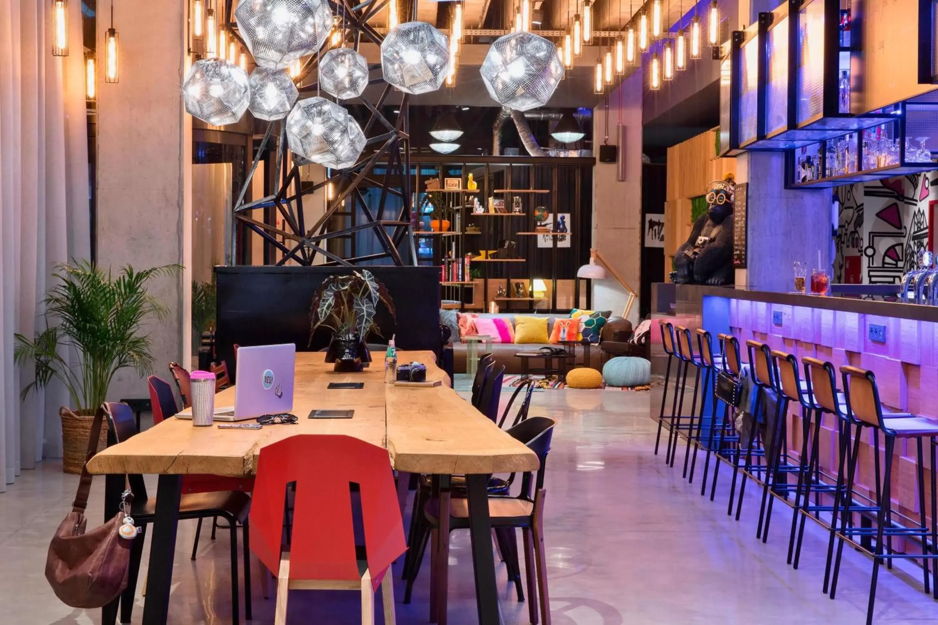 Restaurant/Places to Eat in Moxy Katowice Airport