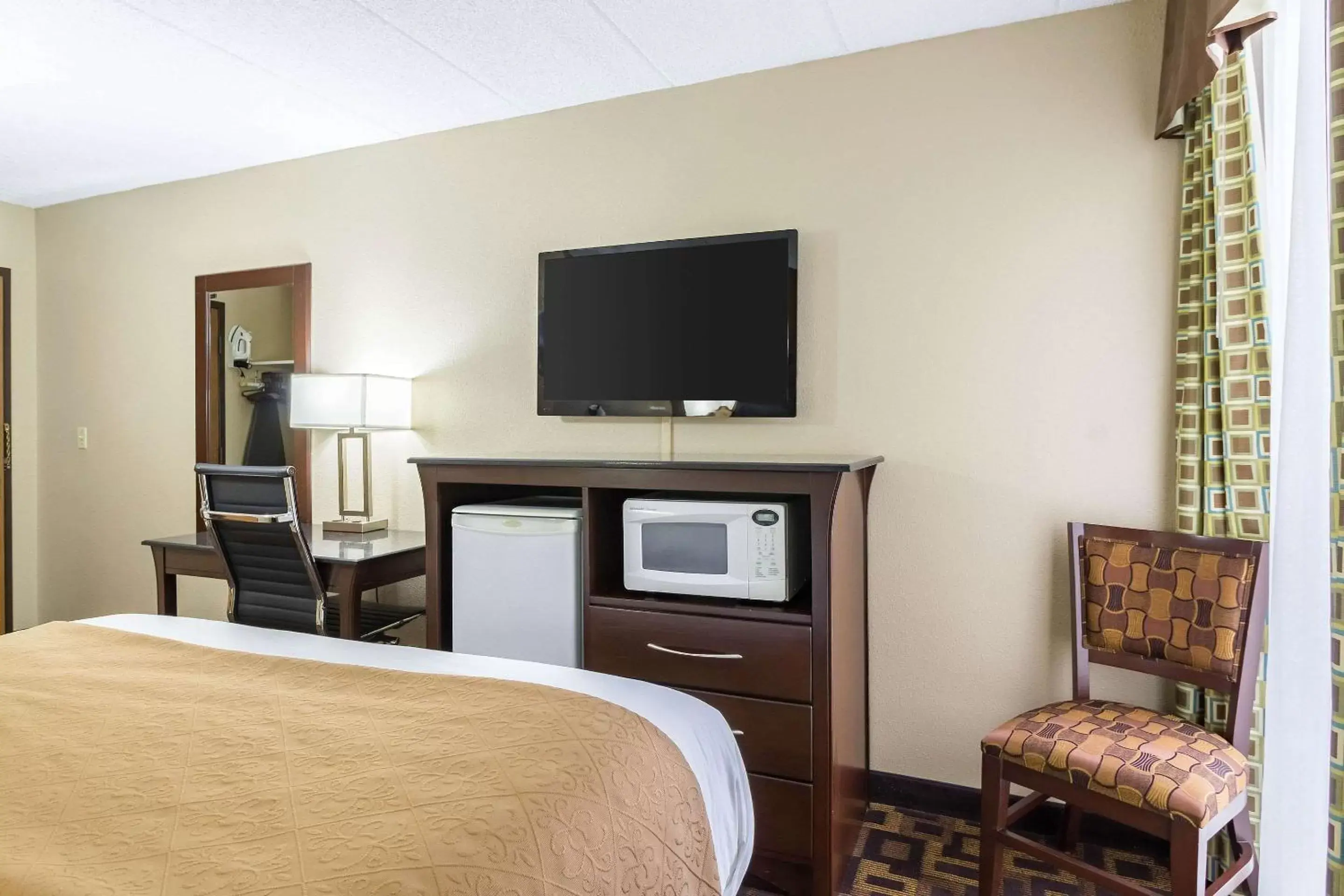 Photo of the whole room, TV/Entertainment Center in Quality Inn and Suites - Arden Hills