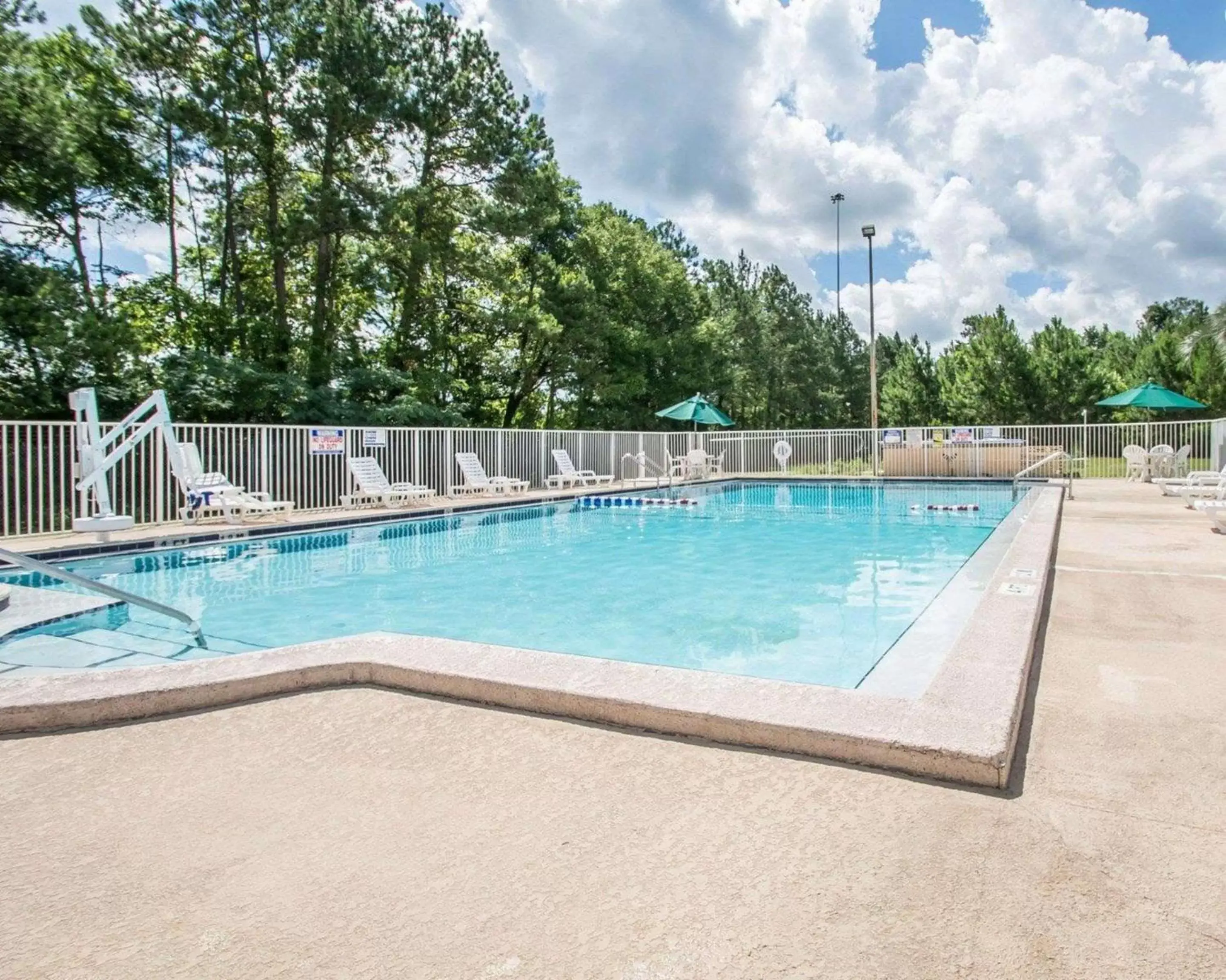 On site, Swimming Pool in Quality Inn Gainesville I-75