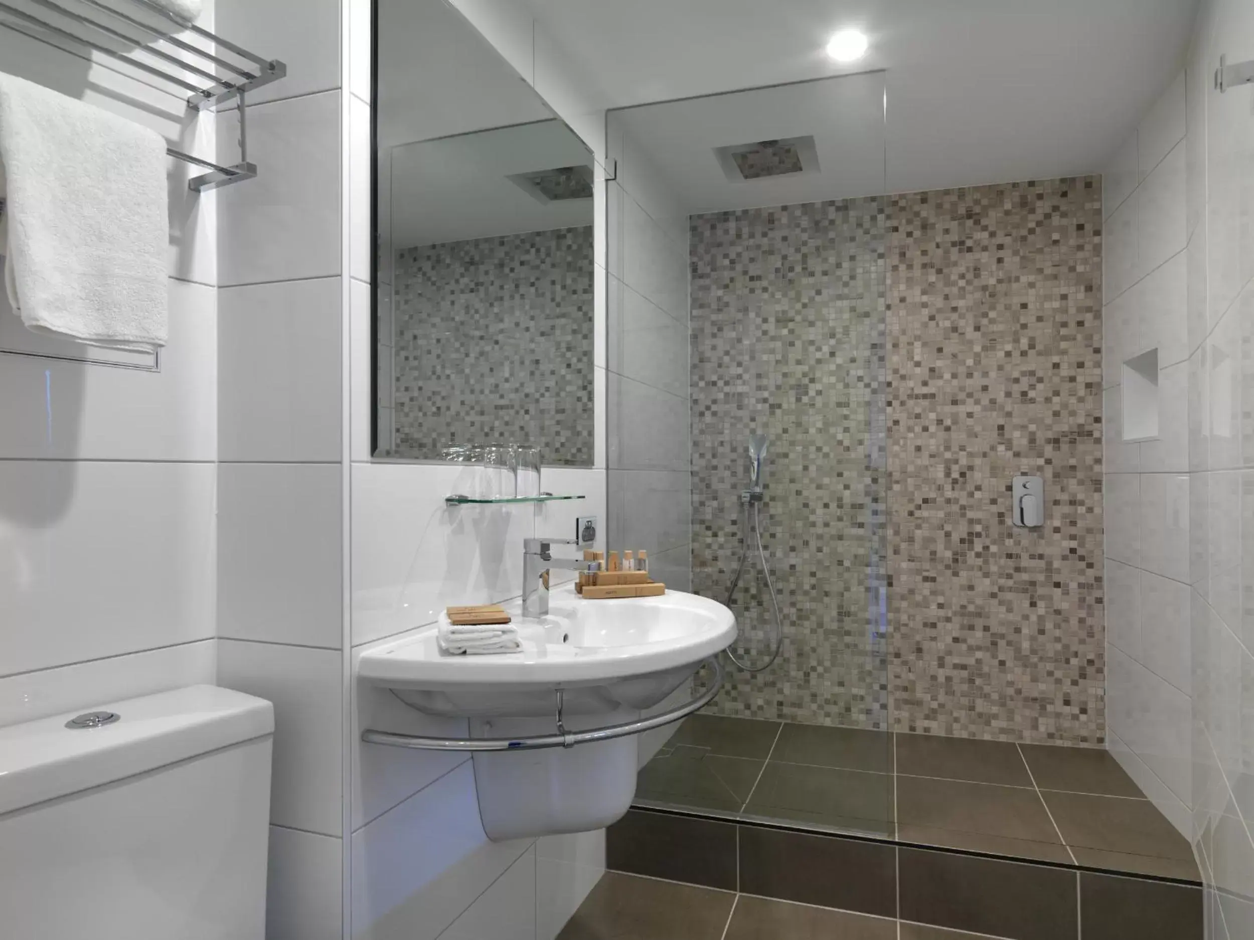 Bathroom in Hotel Grand Chancellor Melbourne