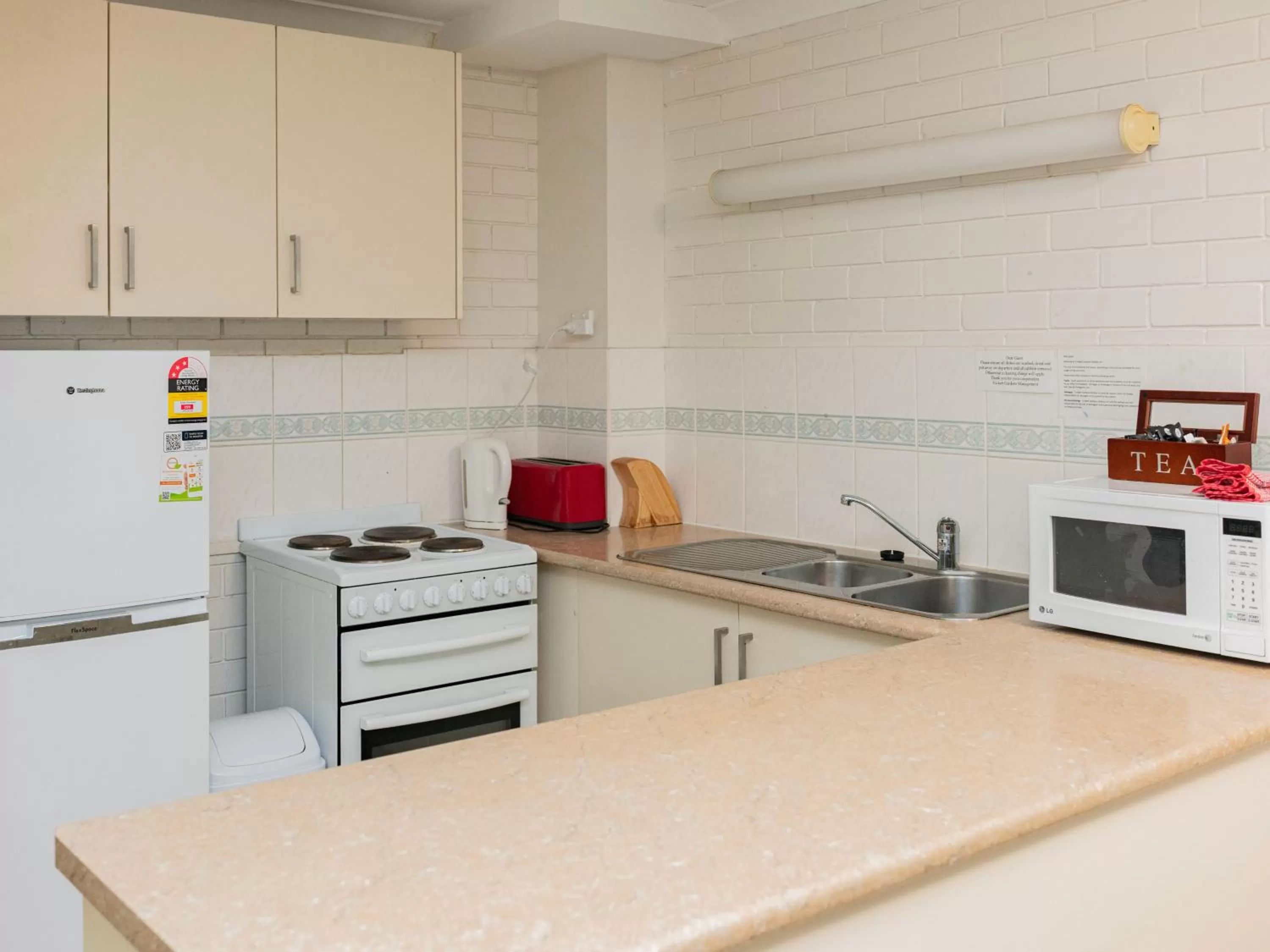 minibar in Trickett Gardens Holiday Inn