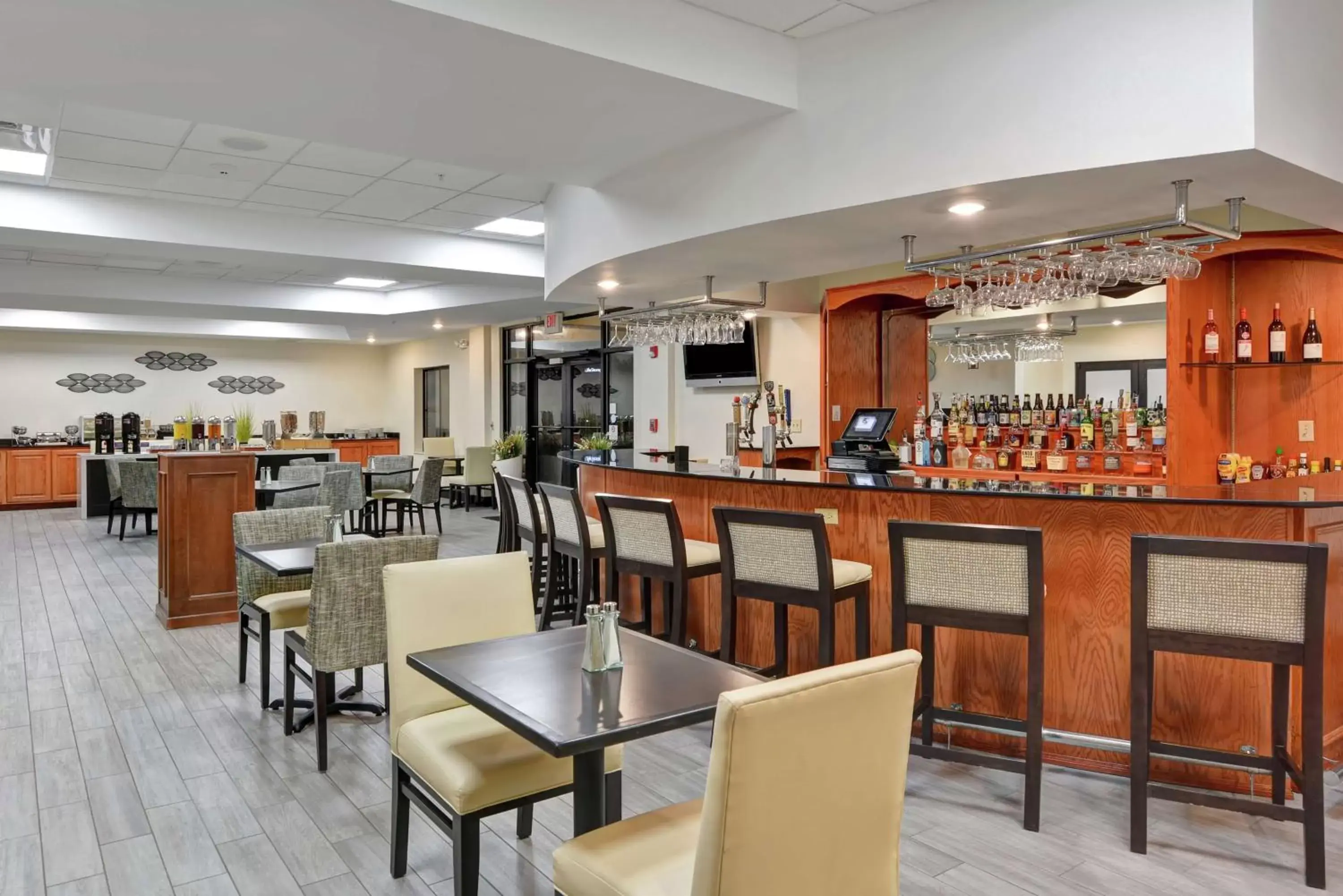 Lounge or bar, Restaurant/Places to Eat in DoubleTree by Hilton Hattiesburg, MS