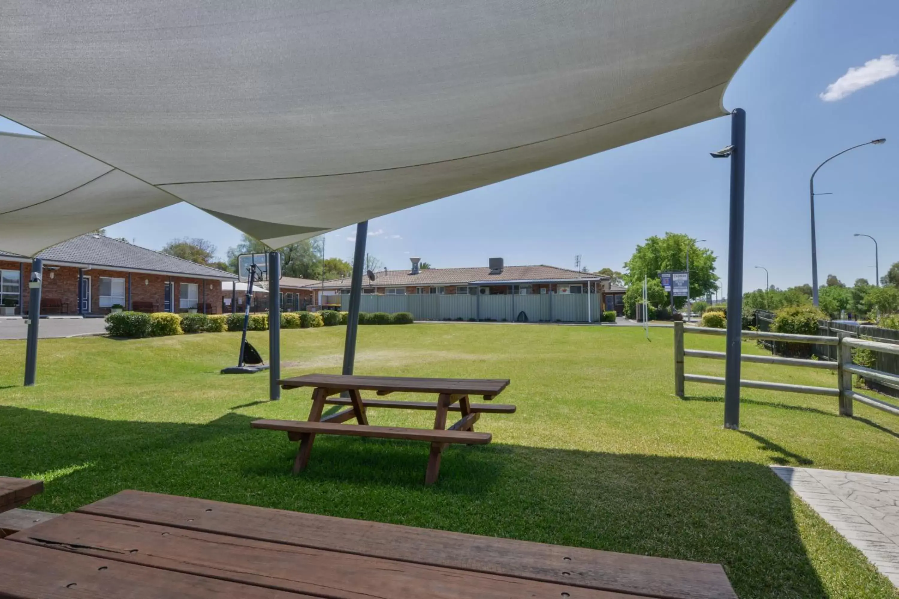 BBQ facilities, Garden in Cadman Motor Inn and Apartments