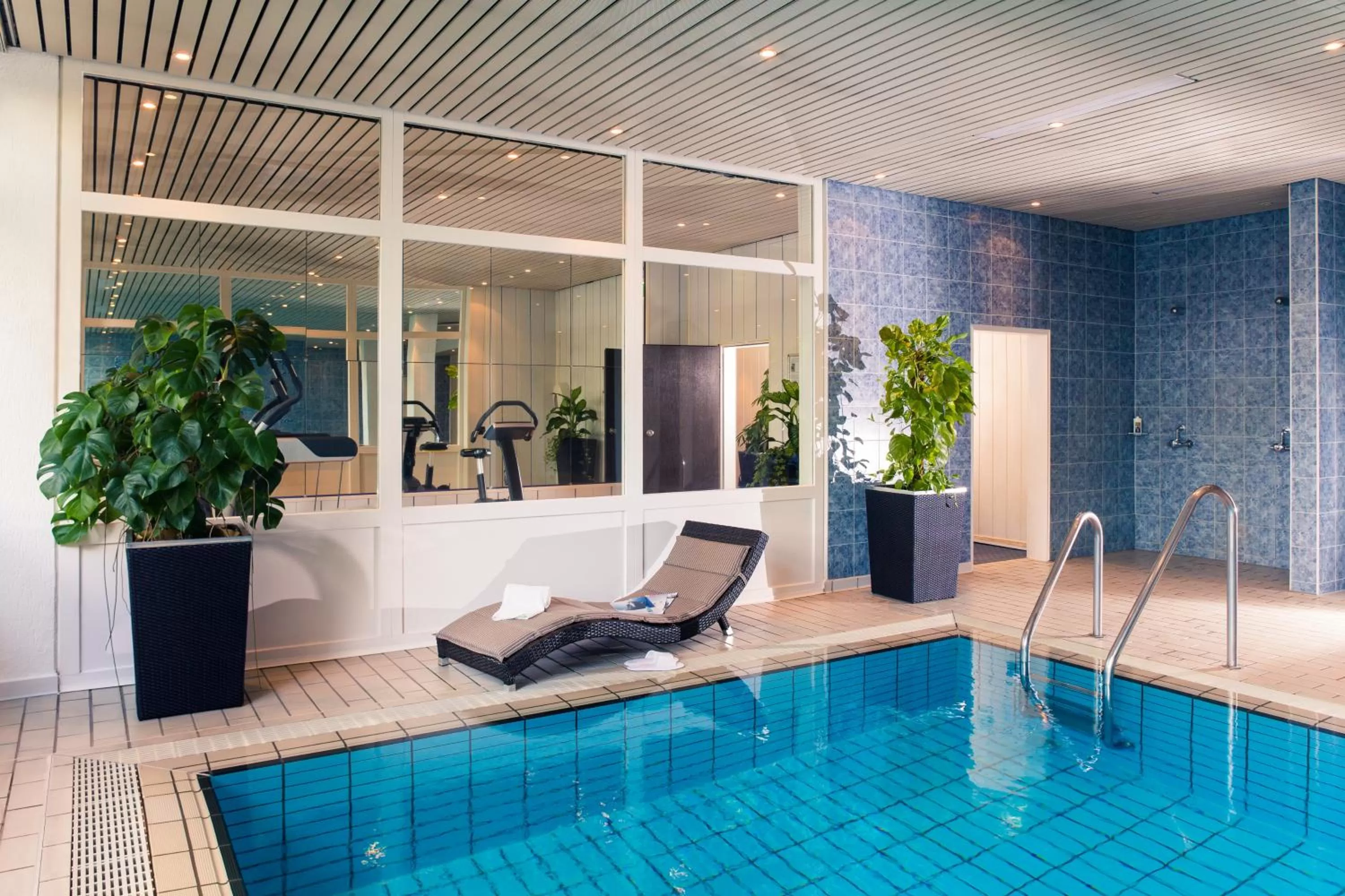 Swimming pool in Mercure Hotel Köln West
