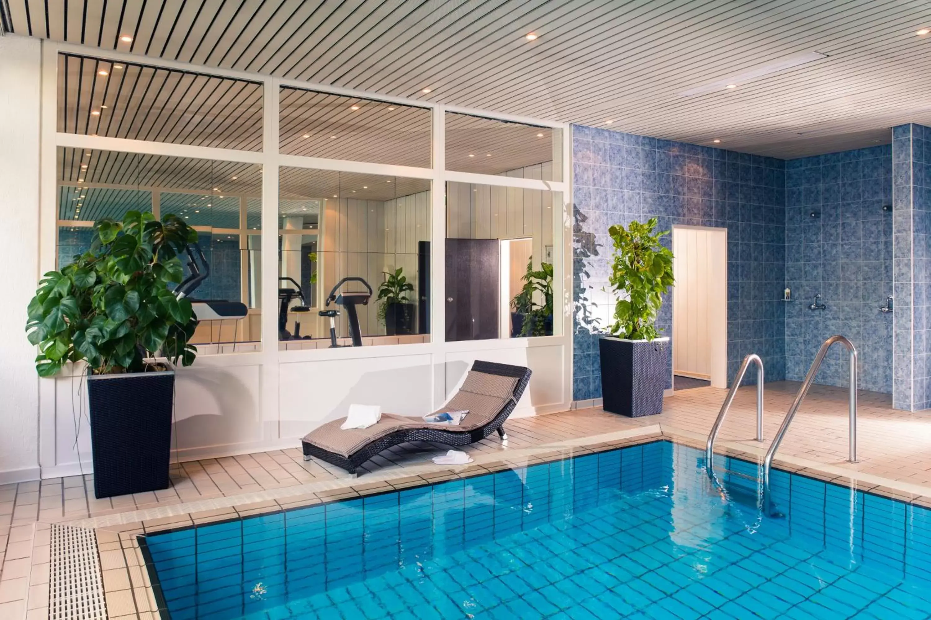 Swimming Pool in Mercure Hotel Köln West