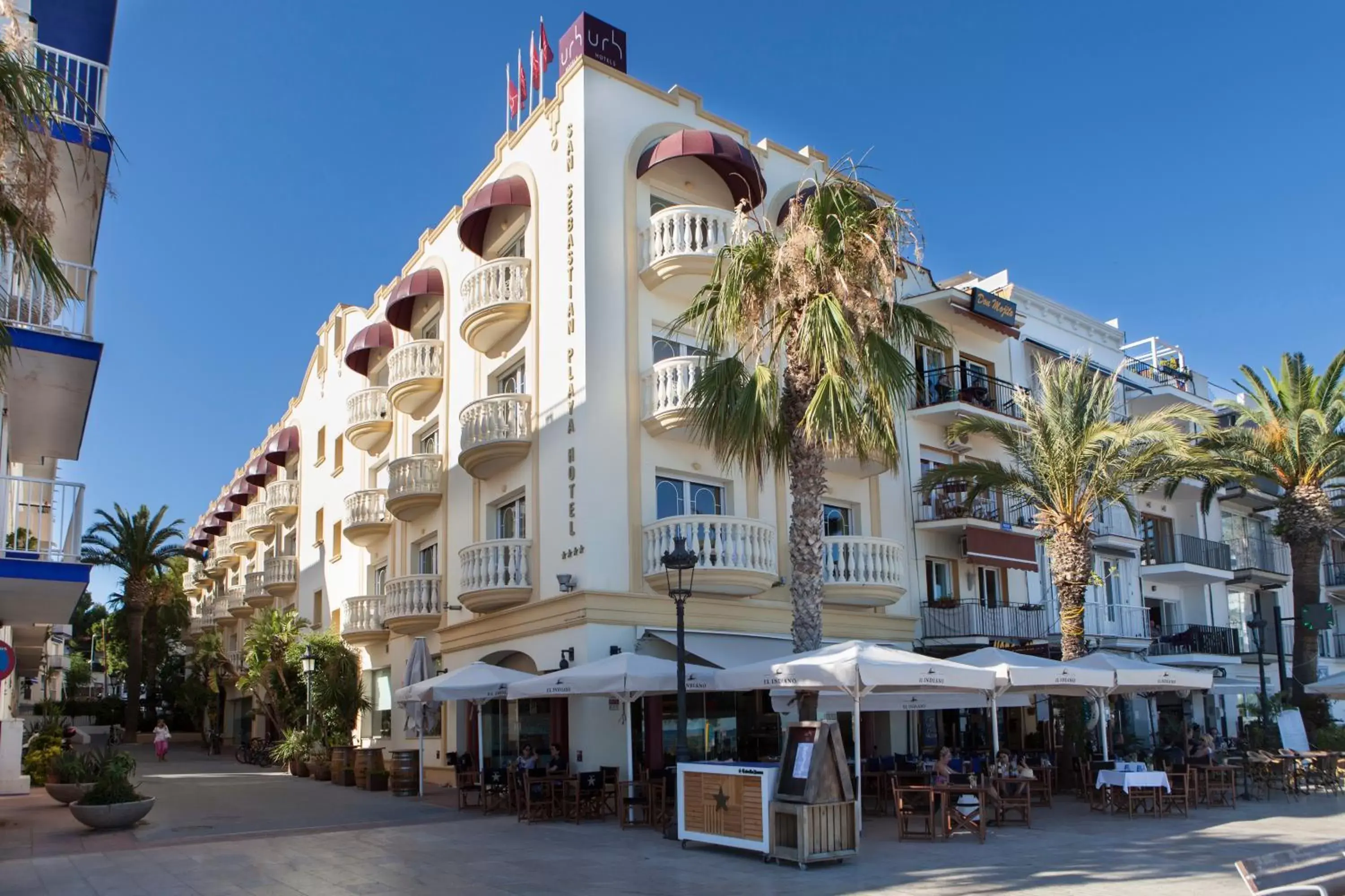 Facade/entrance in URH Sitges Playa Facade/entrance in URH Sitges Playa