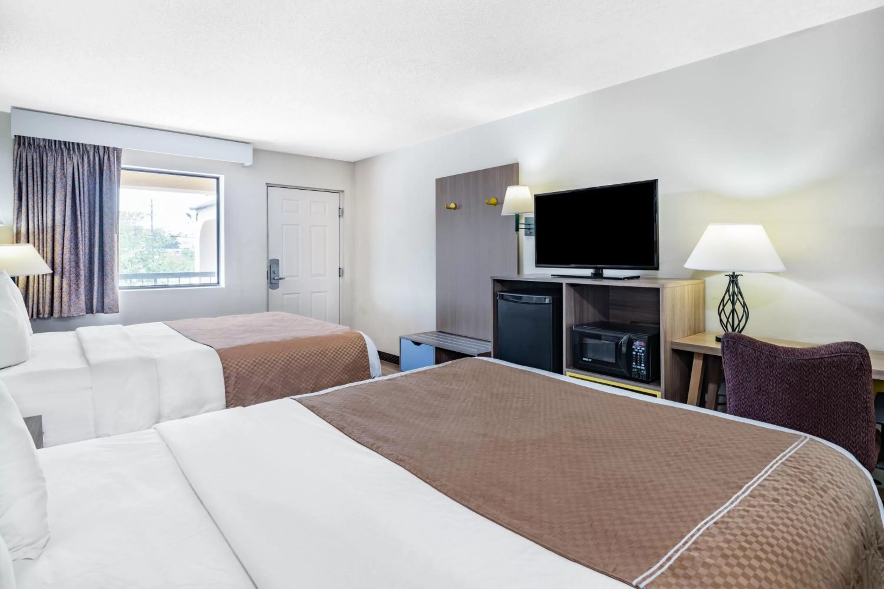 Bed in Days Inn by Wyndham Macon I-475